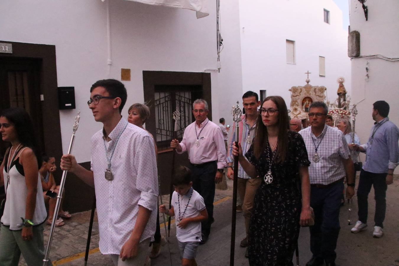 Nuestra Señora de Aguasantas despertó, ayer, una vez más, la devoción y el fervor que los jerezanos sienten hacia Ella. Jerez de los Caballeros se vistió de gala para acompañar a su Patrona en el traslado hacia su Santuario, donde se ponía fin a los tradicionales cultos que desde el pasado mes de agosto se han celebrado en la iglesia de Santa María de la Encarnación, organizados por la Hermandad de Nuestra Señora de Aguasantas.