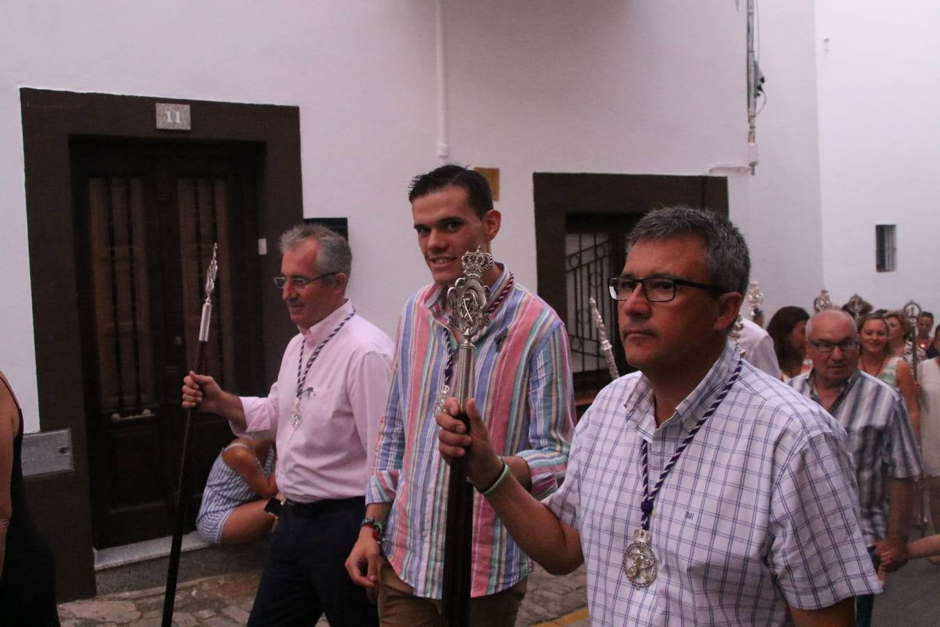 Nuestra Señora de Aguasantas despertó, ayer, una vez más, la devoción y el fervor que los jerezanos sienten hacia Ella. Jerez de los Caballeros se vistió de gala para acompañar a su Patrona en el traslado hacia su Santuario, donde se ponía fin a los tradicionales cultos que desde el pasado mes de agosto se han celebrado en la iglesia de Santa María de la Encarnación, organizados por la Hermandad de Nuestra Señora de Aguasantas.