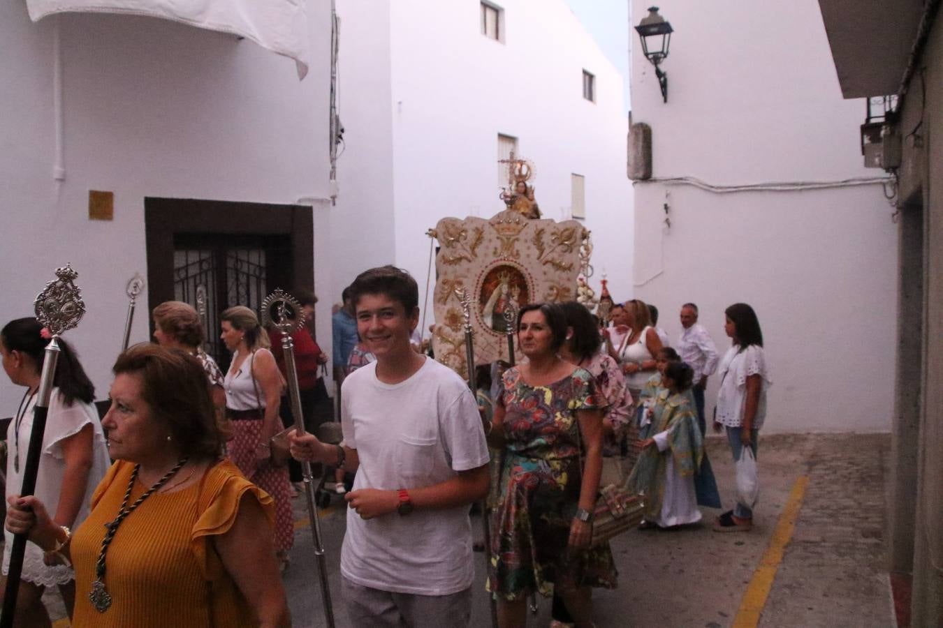 Nuestra Señora de Aguasantas despertó, ayer, una vez más, la devoción y el fervor que los jerezanos sienten hacia Ella. Jerez de los Caballeros se vistió de gala para acompañar a su Patrona en el traslado hacia su Santuario, donde se ponía fin a los tradicionales cultos que desde el pasado mes de agosto se han celebrado en la iglesia de Santa María de la Encarnación, organizados por la Hermandad de Nuestra Señora de Aguasantas.