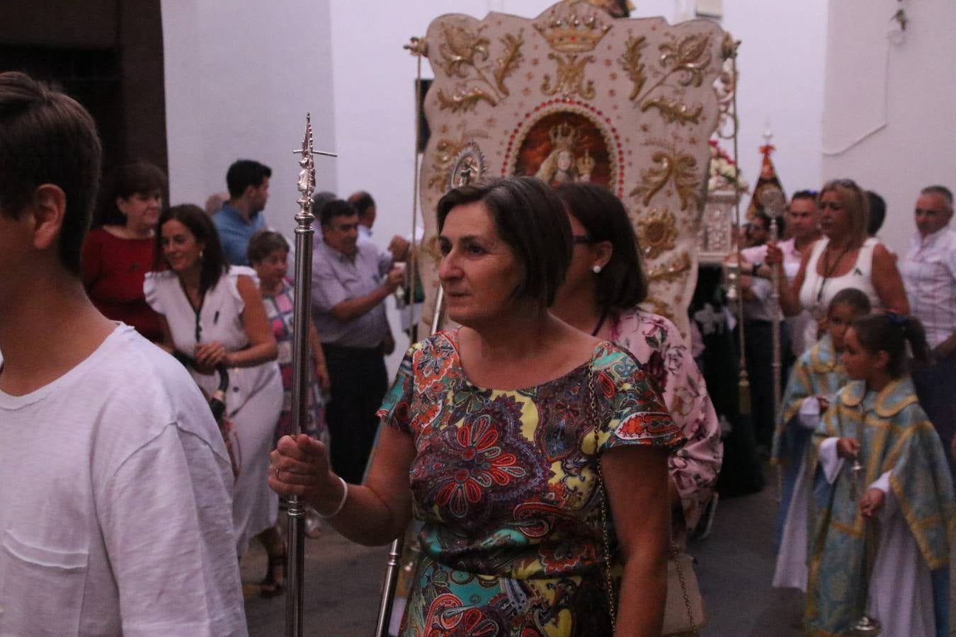 Nuestra Señora de Aguasantas despertó, ayer, una vez más, la devoción y el fervor que los jerezanos sienten hacia Ella. Jerez de los Caballeros se vistió de gala para acompañar a su Patrona en el traslado hacia su Santuario, donde se ponía fin a los tradicionales cultos que desde el pasado mes de agosto se han celebrado en la iglesia de Santa María de la Encarnación, organizados por la Hermandad de Nuestra Señora de Aguasantas.