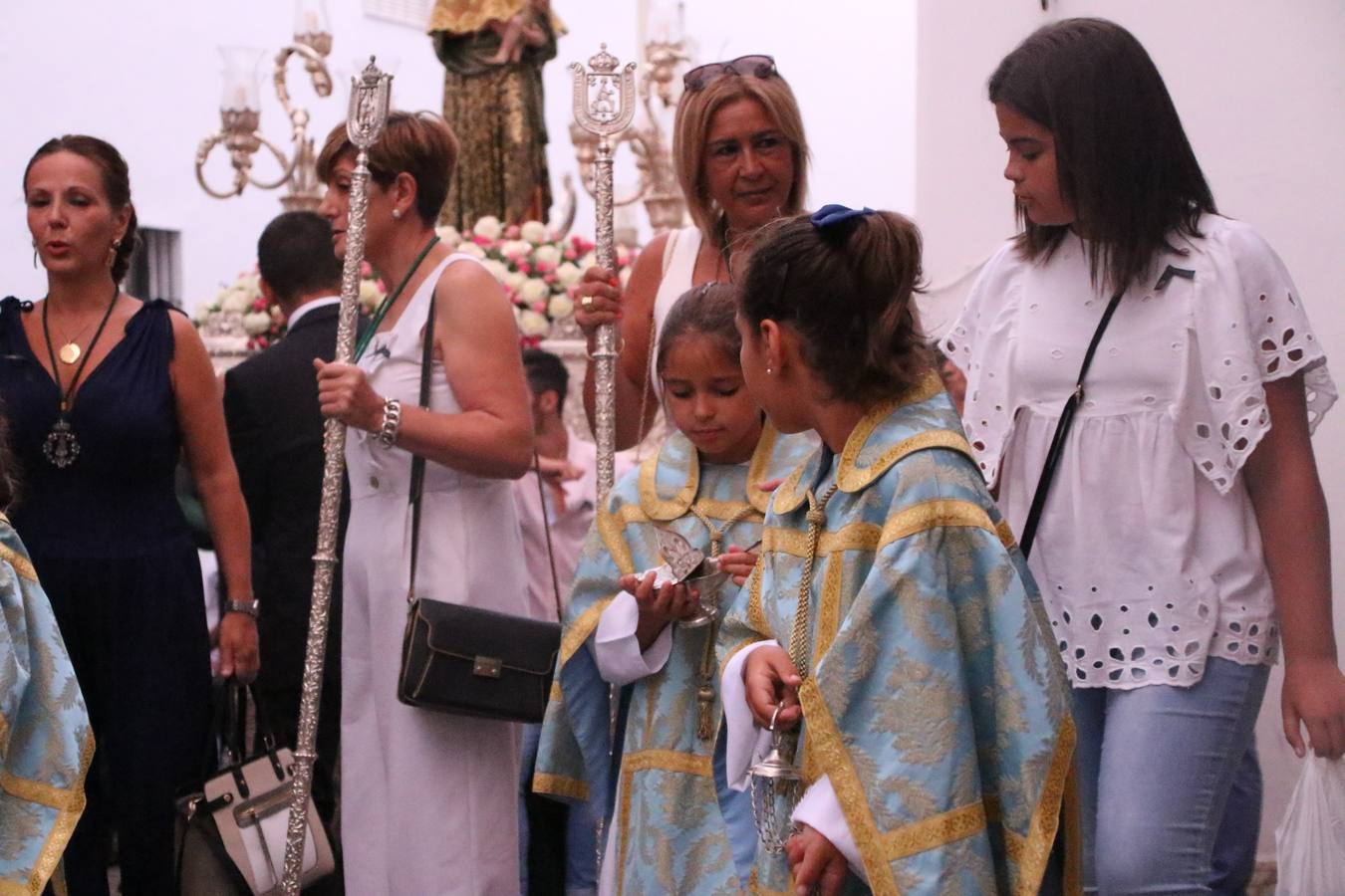 Nuestra Señora de Aguasantas despertó, ayer, una vez más, la devoción y el fervor que los jerezanos sienten hacia Ella. Jerez de los Caballeros se vistió de gala para acompañar a su Patrona en el traslado hacia su Santuario, donde se ponía fin a los tradicionales cultos que desde el pasado mes de agosto se han celebrado en la iglesia de Santa María de la Encarnación, organizados por la Hermandad de Nuestra Señora de Aguasantas.