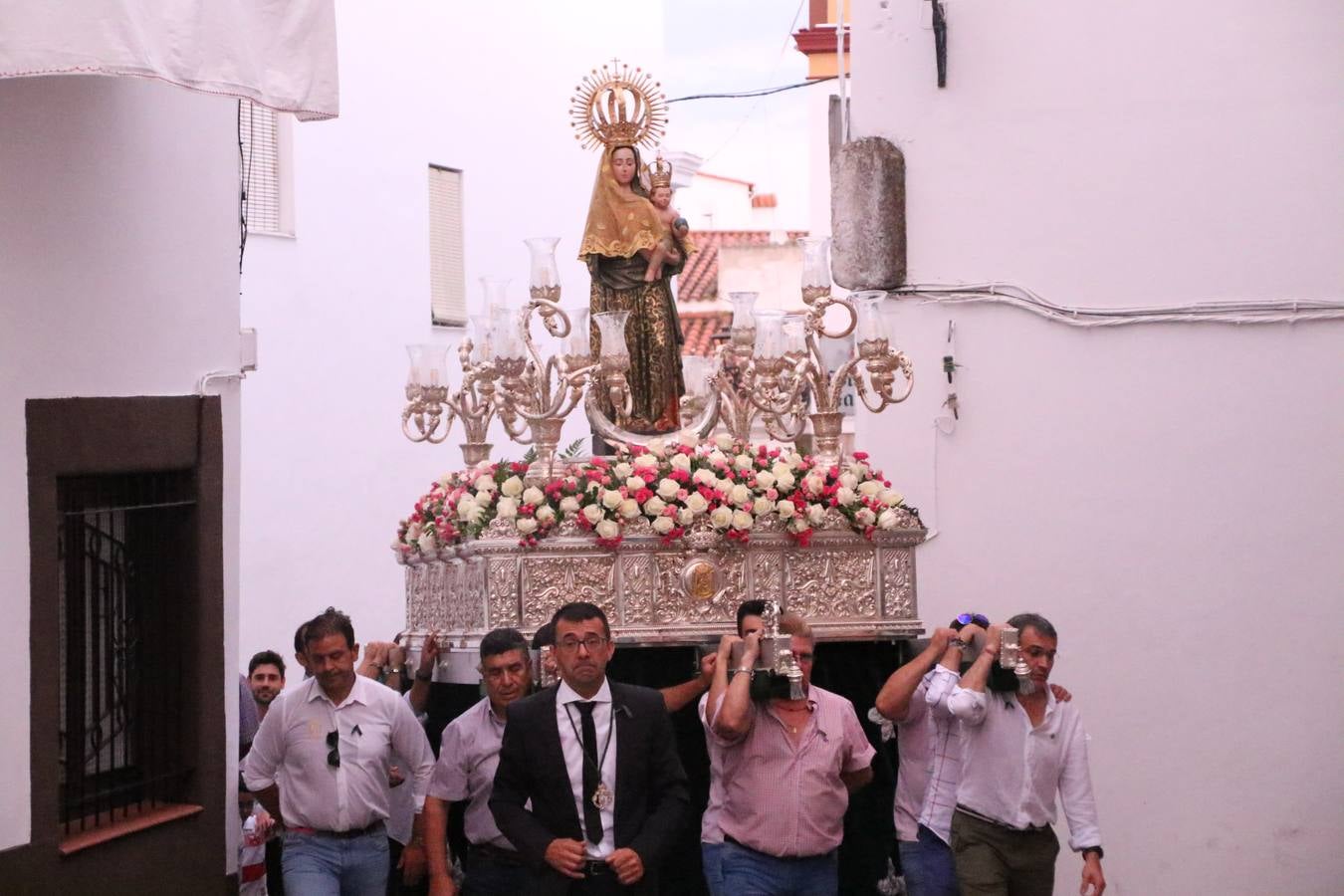 Nuestra Señora de Aguasantas despertó, ayer, una vez más, la devoción y el fervor que los jerezanos sienten hacia Ella. Jerez de los Caballeros se vistió de gala para acompañar a su Patrona en el traslado hacia su Santuario, donde se ponía fin a los tradicionales cultos que desde el pasado mes de agosto se han celebrado en la iglesia de Santa María de la Encarnación, organizados por la Hermandad de Nuestra Señora de Aguasantas.