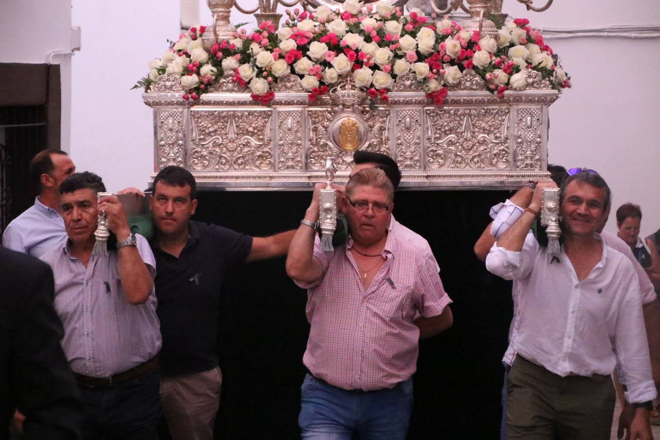 Nuestra Señora de Aguasantas despertó, ayer, una vez más, la devoción y el fervor que los jerezanos sienten hacia Ella. Jerez de los Caballeros se vistió de gala para acompañar a su Patrona en el traslado hacia su Santuario, donde se ponía fin a los tradicionales cultos que desde el pasado mes de agosto se han celebrado en la iglesia de Santa María de la Encarnación, organizados por la Hermandad de Nuestra Señora de Aguasantas.