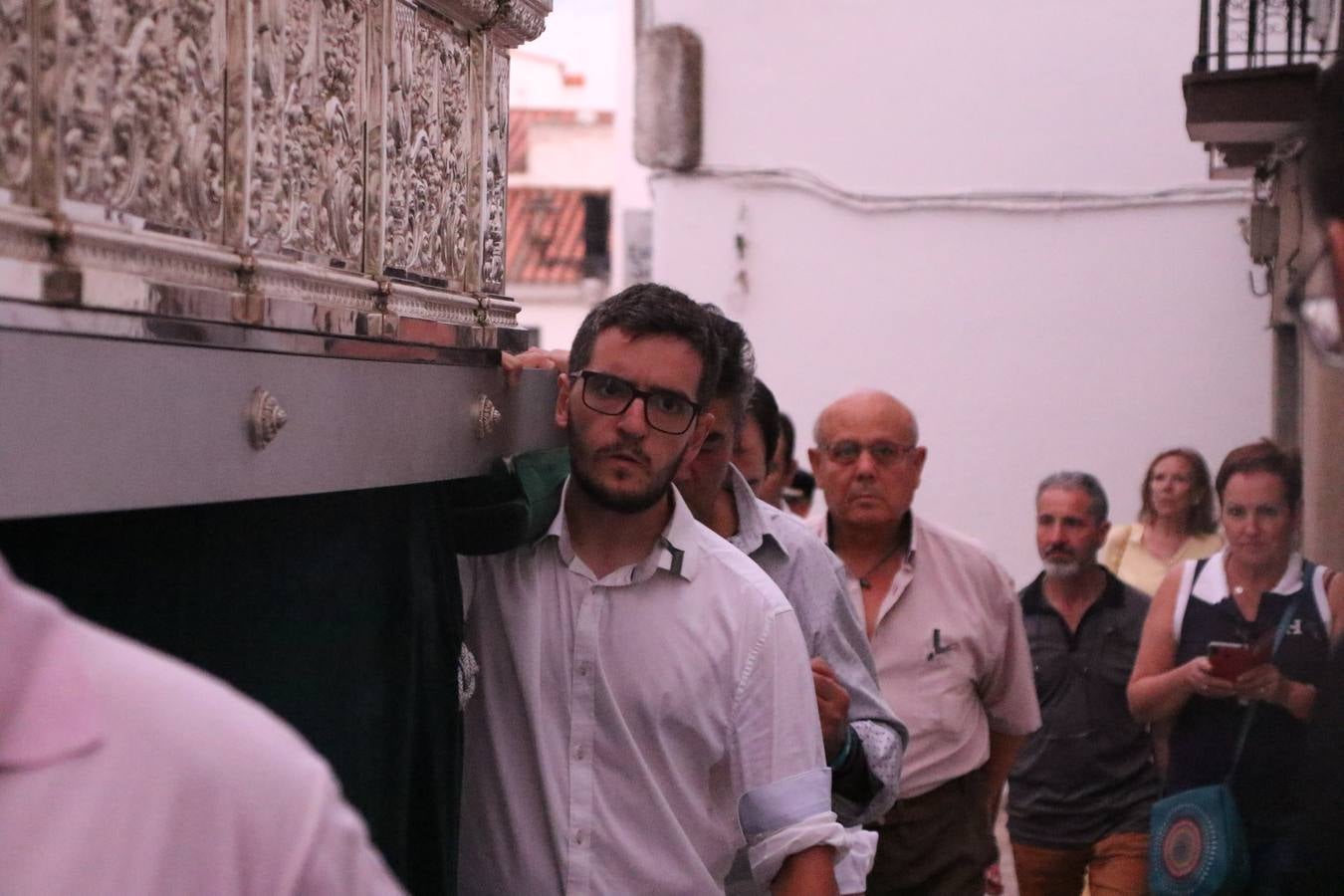 Nuestra Señora de Aguasantas despertó, ayer, una vez más, la devoción y el fervor que los jerezanos sienten hacia Ella. Jerez de los Caballeros se vistió de gala para acompañar a su Patrona en el traslado hacia su Santuario, donde se ponía fin a los tradicionales cultos que desde el pasado mes de agosto se han celebrado en la iglesia de Santa María de la Encarnación, organizados por la Hermandad de Nuestra Señora de Aguasantas.
