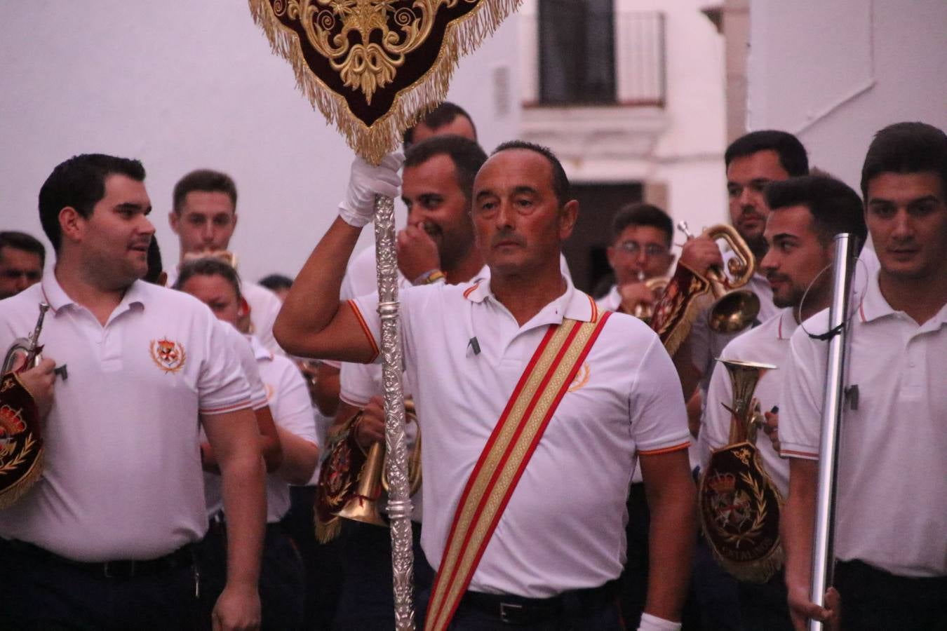 Nuestra Señora de Aguasantas despertó, ayer, una vez más, la devoción y el fervor que los jerezanos sienten hacia Ella. Jerez de los Caballeros se vistió de gala para acompañar a su Patrona en el traslado hacia su Santuario, donde se ponía fin a los tradicionales cultos que desde el pasado mes de agosto se han celebrado en la iglesia de Santa María de la Encarnación, organizados por la Hermandad de Nuestra Señora de Aguasantas.