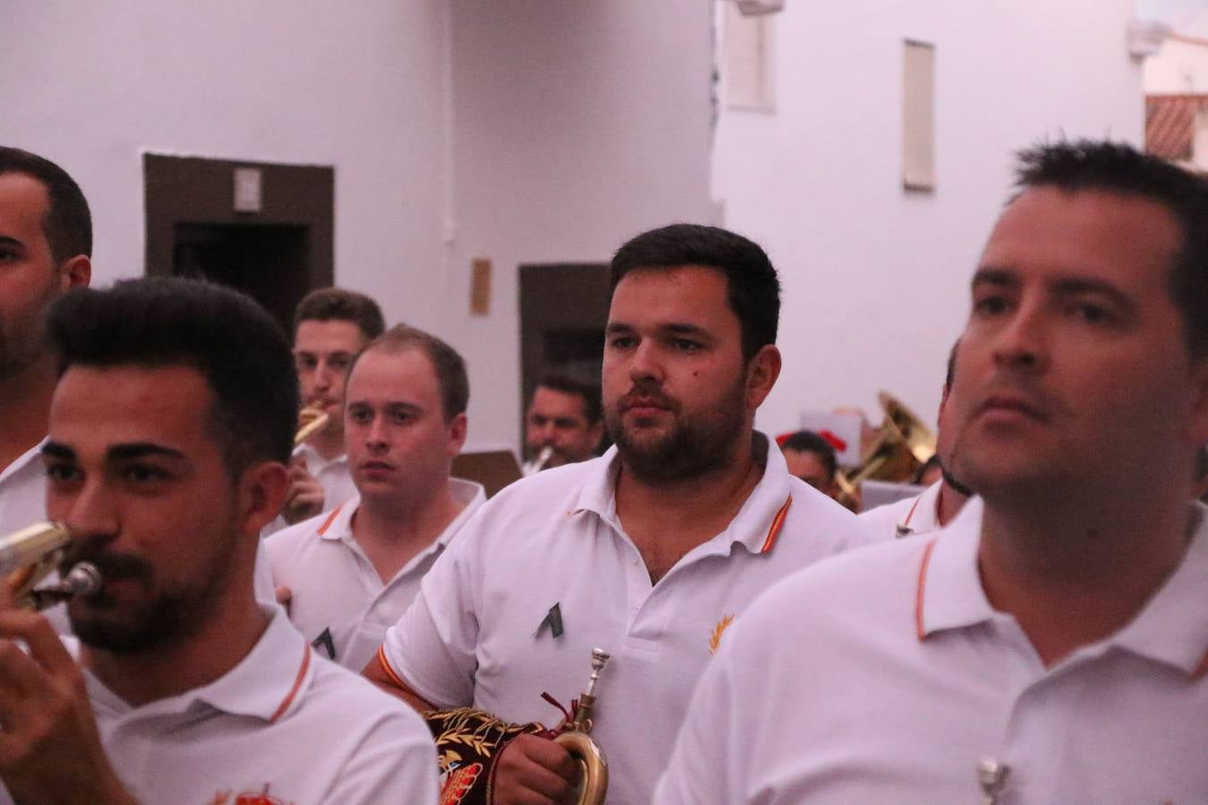 Nuestra Señora de Aguasantas despertó, ayer, una vez más, la devoción y el fervor que los jerezanos sienten hacia Ella. Jerez de los Caballeros se vistió de gala para acompañar a su Patrona en el traslado hacia su Santuario, donde se ponía fin a los tradicionales cultos que desde el pasado mes de agosto se han celebrado en la iglesia de Santa María de la Encarnación, organizados por la Hermandad de Nuestra Señora de Aguasantas.