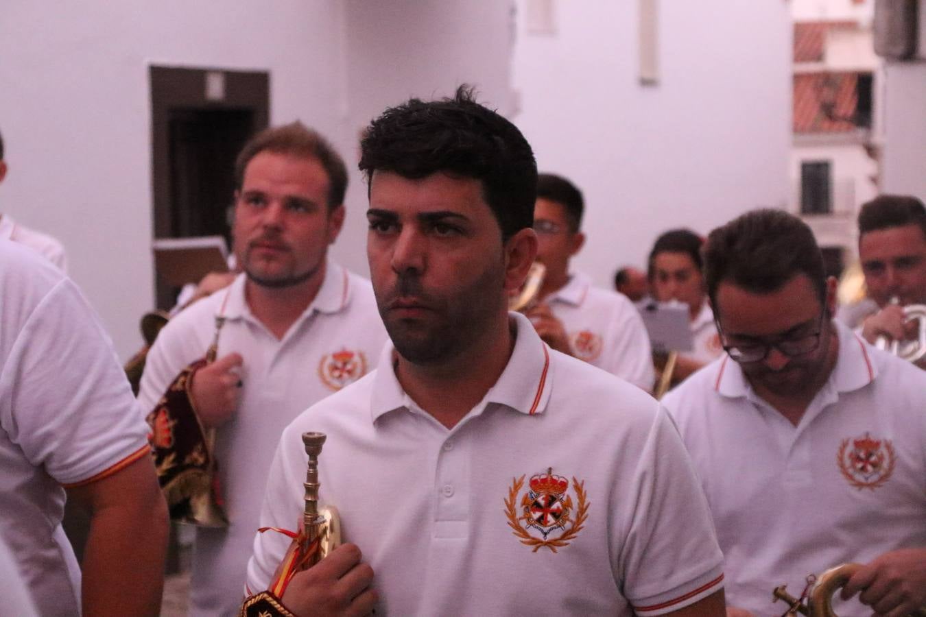 Nuestra Señora de Aguasantas despertó, ayer, una vez más, la devoción y el fervor que los jerezanos sienten hacia Ella. Jerez de los Caballeros se vistió de gala para acompañar a su Patrona en el traslado hacia su Santuario, donde se ponía fin a los tradicionales cultos que desde el pasado mes de agosto se han celebrado en la iglesia de Santa María de la Encarnación, organizados por la Hermandad de Nuestra Señora de Aguasantas.