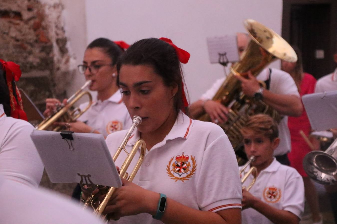 Nuestra Señora de Aguasantas despertó, ayer, una vez más, la devoción y el fervor que los jerezanos sienten hacia Ella. Jerez de los Caballeros se vistió de gala para acompañar a su Patrona en el traslado hacia su Santuario, donde se ponía fin a los tradicionales cultos que desde el pasado mes de agosto se han celebrado en la iglesia de Santa María de la Encarnación, organizados por la Hermandad de Nuestra Señora de Aguasantas.
