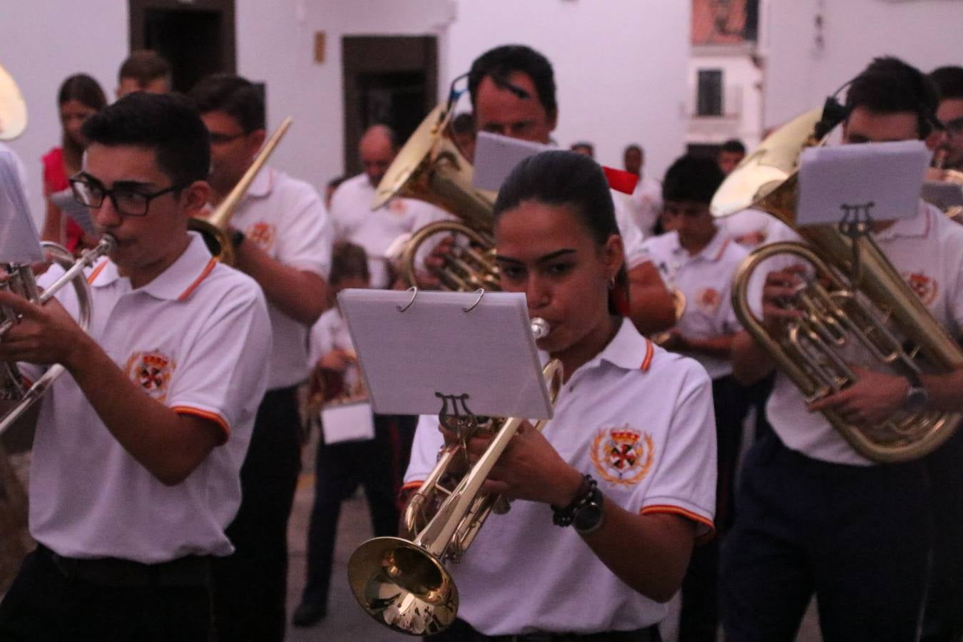 Nuestra Señora de Aguasantas despertó, ayer, una vez más, la devoción y el fervor que los jerezanos sienten hacia Ella. Jerez de los Caballeros se vistió de gala para acompañar a su Patrona en el traslado hacia su Santuario, donde se ponía fin a los tradicionales cultos que desde el pasado mes de agosto se han celebrado en la iglesia de Santa María de la Encarnación, organizados por la Hermandad de Nuestra Señora de Aguasantas.