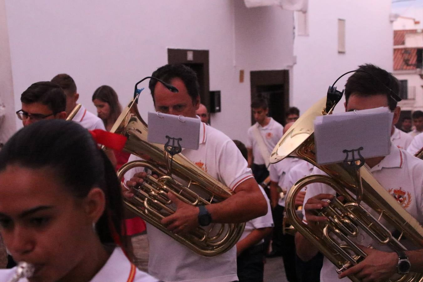 Nuestra Señora de Aguasantas despertó, ayer, una vez más, la devoción y el fervor que los jerezanos sienten hacia Ella. Jerez de los Caballeros se vistió de gala para acompañar a su Patrona en el traslado hacia su Santuario, donde se ponía fin a los tradicionales cultos que desde el pasado mes de agosto se han celebrado en la iglesia de Santa María de la Encarnación, organizados por la Hermandad de Nuestra Señora de Aguasantas.