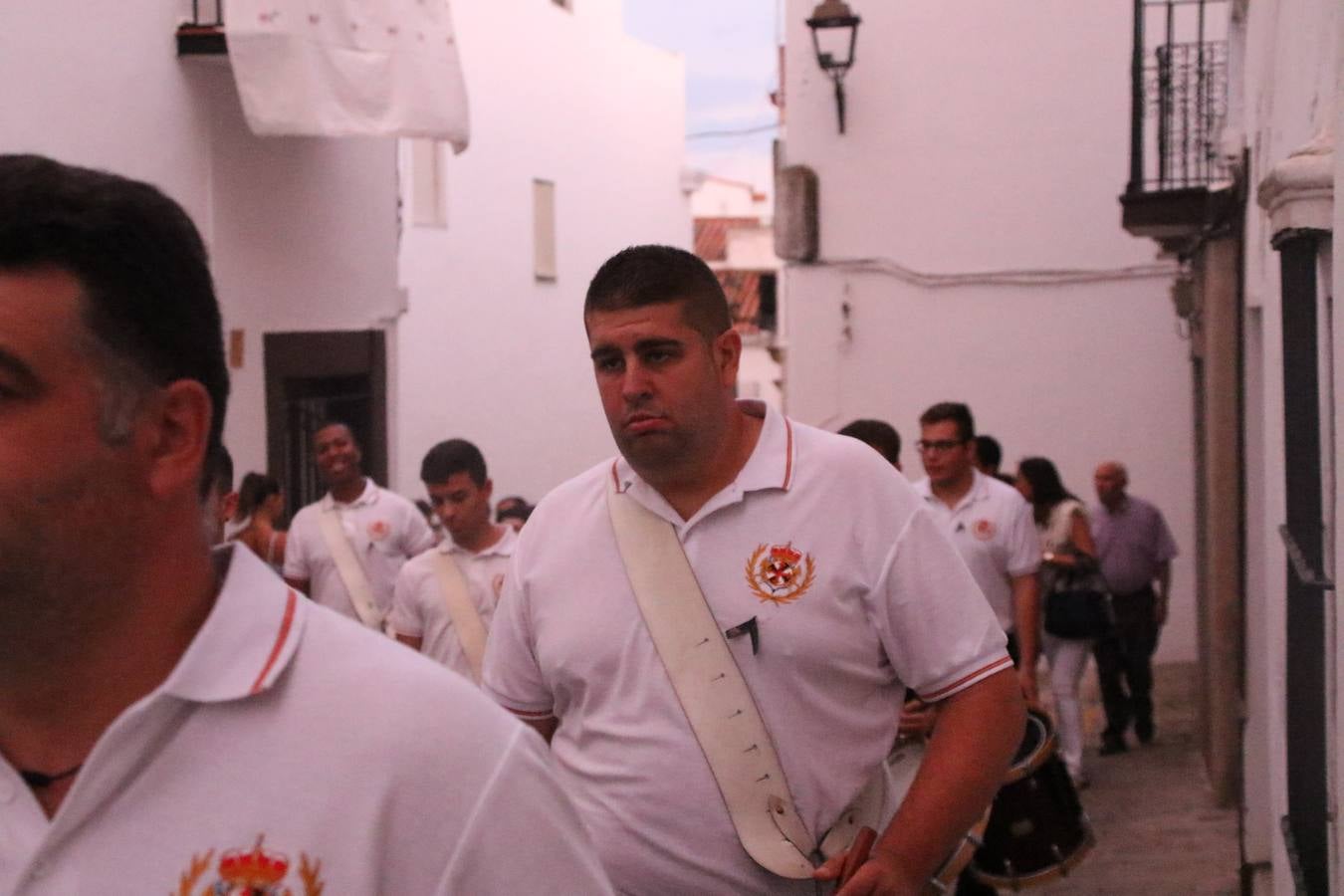 Nuestra Señora de Aguasantas despertó, ayer, una vez más, la devoción y el fervor que los jerezanos sienten hacia Ella. Jerez de los Caballeros se vistió de gala para acompañar a su Patrona en el traslado hacia su Santuario, donde se ponía fin a los tradicionales cultos que desde el pasado mes de agosto se han celebrado en la iglesia de Santa María de la Encarnación, organizados por la Hermandad de Nuestra Señora de Aguasantas.