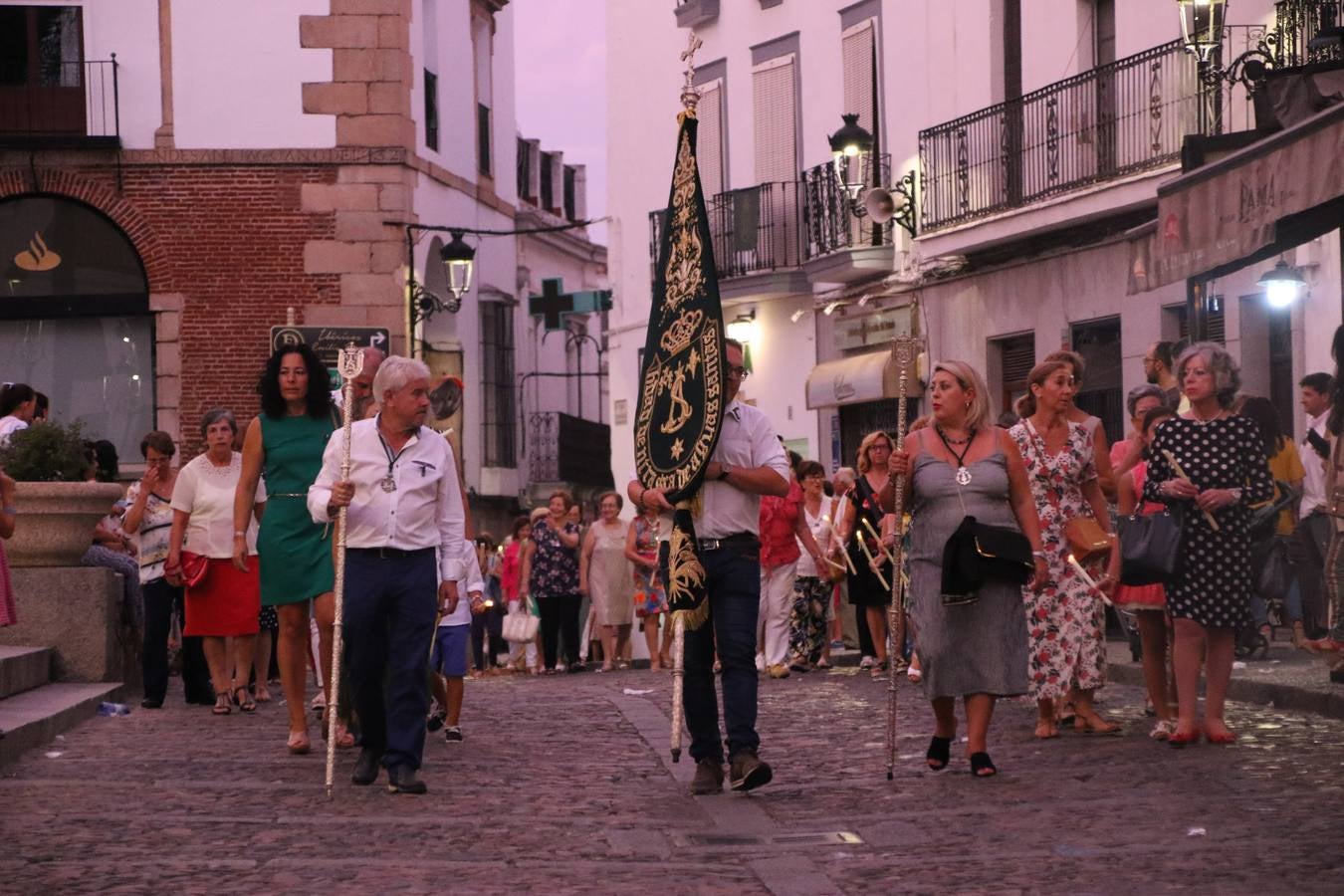 Nuestra Señora de Aguasantas despertó, ayer, una vez más, la devoción y el fervor que los jerezanos sienten hacia Ella. Jerez de los Caballeros se vistió de gala para acompañar a su Patrona en el traslado hacia su Santuario, donde se ponía fin a los tradicionales cultos que desde el pasado mes de agosto se han celebrado en la iglesia de Santa María de la Encarnación, organizados por la Hermandad de Nuestra Señora de Aguasantas.
