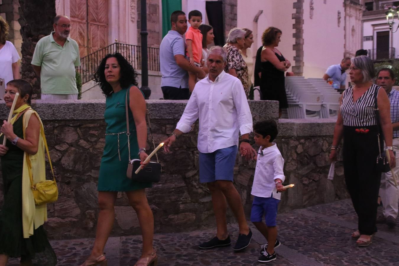 Nuestra Señora de Aguasantas despertó, ayer, una vez más, la devoción y el fervor que los jerezanos sienten hacia Ella. Jerez de los Caballeros se vistió de gala para acompañar a su Patrona en el traslado hacia su Santuario, donde se ponía fin a los tradicionales cultos que desde el pasado mes de agosto se han celebrado en la iglesia de Santa María de la Encarnación, organizados por la Hermandad de Nuestra Señora de Aguasantas.