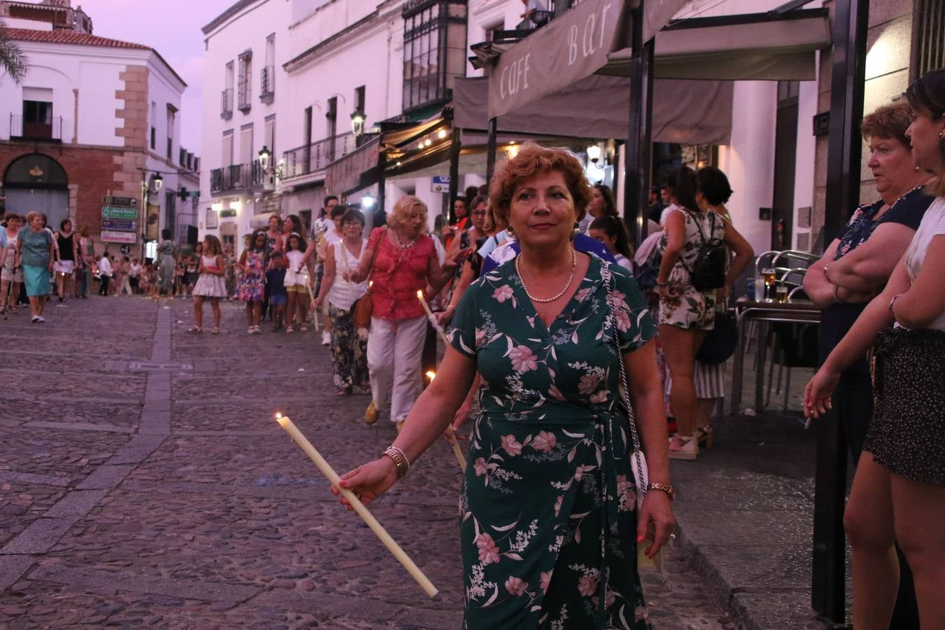 Nuestra Señora de Aguasantas despertó, ayer, una vez más, la devoción y el fervor que los jerezanos sienten hacia Ella. Jerez de los Caballeros se vistió de gala para acompañar a su Patrona en el traslado hacia su Santuario, donde se ponía fin a los tradicionales cultos que desde el pasado mes de agosto se han celebrado en la iglesia de Santa María de la Encarnación, organizados por la Hermandad de Nuestra Señora de Aguasantas.