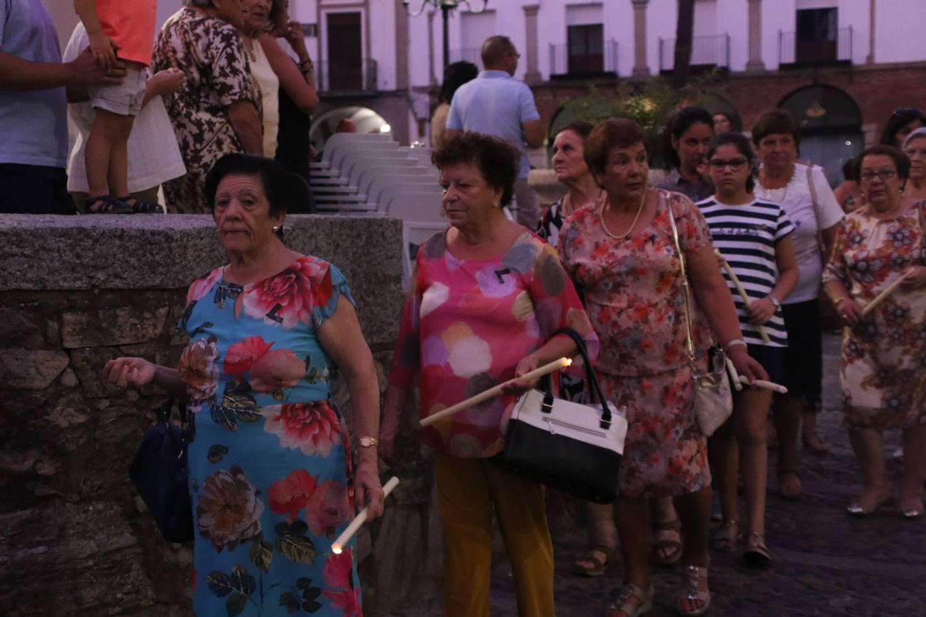 Nuestra Señora de Aguasantas despertó, ayer, una vez más, la devoción y el fervor que los jerezanos sienten hacia Ella. Jerez de los Caballeros se vistió de gala para acompañar a su Patrona en el traslado hacia su Santuario, donde se ponía fin a los tradicionales cultos que desde el pasado mes de agosto se han celebrado en la iglesia de Santa María de la Encarnación, organizados por la Hermandad de Nuestra Señora de Aguasantas.