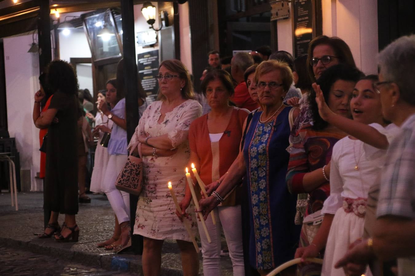 Nuestra Señora de Aguasantas despertó, ayer, una vez más, la devoción y el fervor que los jerezanos sienten hacia Ella. Jerez de los Caballeros se vistió de gala para acompañar a su Patrona en el traslado hacia su Santuario, donde se ponía fin a los tradicionales cultos que desde el pasado mes de agosto se han celebrado en la iglesia de Santa María de la Encarnación, organizados por la Hermandad de Nuestra Señora de Aguasantas.