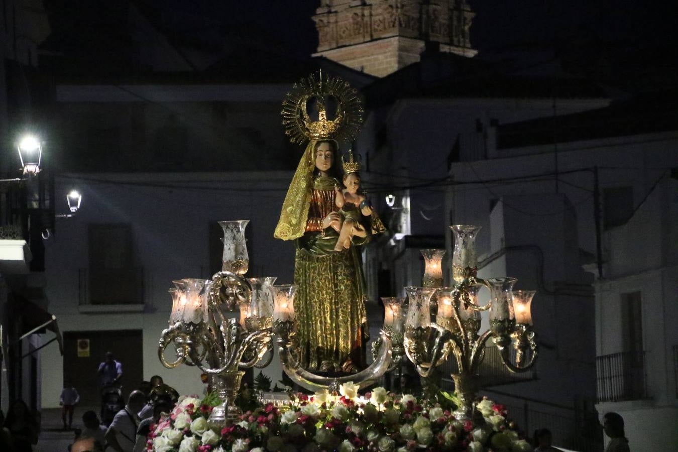 Nuestra Señora de Aguasantas despertó, ayer, una vez más, la devoción y el fervor que los jerezanos sienten hacia Ella. Jerez de los Caballeros se vistió de gala para acompañar a su Patrona en el traslado hacia su Santuario, donde se ponía fin a los tradicionales cultos que desde el pasado mes de agosto se han celebrado en la iglesia de Santa María de la Encarnación, organizados por la Hermandad de Nuestra Señora de Aguasantas.