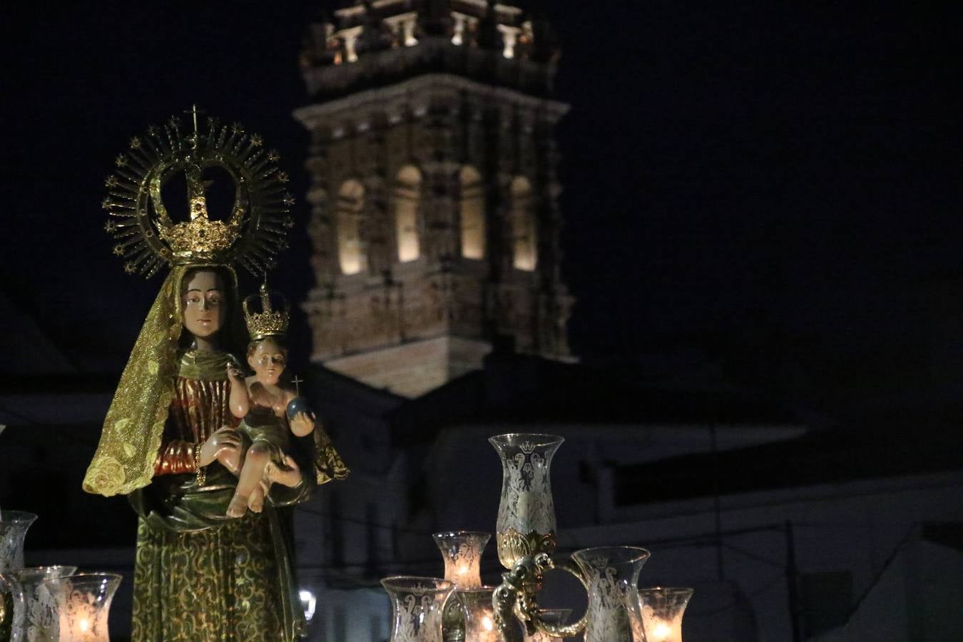 Nuestra Señora de Aguasantas despertó, ayer, una vez más, la devoción y el fervor que los jerezanos sienten hacia Ella. Jerez de los Caballeros se vistió de gala para acompañar a su Patrona en el traslado hacia su Santuario, donde se ponía fin a los tradicionales cultos que desde el pasado mes de agosto se han celebrado en la iglesia de Santa María de la Encarnación, organizados por la Hermandad de Nuestra Señora de Aguasantas.