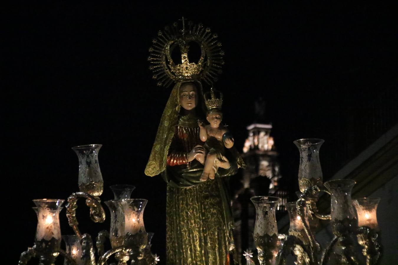 Nuestra Señora de Aguasantas despertó, ayer, una vez más, la devoción y el fervor que los jerezanos sienten hacia Ella. Jerez de los Caballeros se vistió de gala para acompañar a su Patrona en el traslado hacia su Santuario, donde se ponía fin a los tradicionales cultos que desde el pasado mes de agosto se han celebrado en la iglesia de Santa María de la Encarnación, organizados por la Hermandad de Nuestra Señora de Aguasantas.