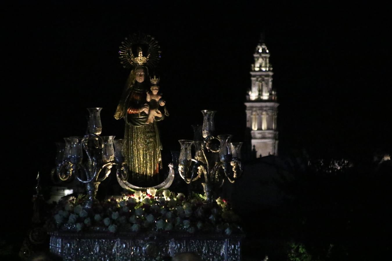 Nuestra Señora de Aguasantas despertó, ayer, una vez más, la devoción y el fervor que los jerezanos sienten hacia Ella. Jerez de los Caballeros se vistió de gala para acompañar a su Patrona en el traslado hacia su Santuario, donde se ponía fin a los tradicionales cultos que desde el pasado mes de agosto se han celebrado en la iglesia de Santa María de la Encarnación, organizados por la Hermandad de Nuestra Señora de Aguasantas.