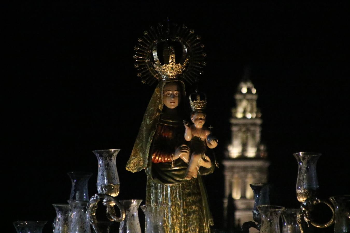 Nuestra Señora de Aguasantas despertó, ayer, una vez más, la devoción y el fervor que los jerezanos sienten hacia Ella. Jerez de los Caballeros se vistió de gala para acompañar a su Patrona en el traslado hacia su Santuario, donde se ponía fin a los tradicionales cultos que desde el pasado mes de agosto se han celebrado en la iglesia de Santa María de la Encarnación, organizados por la Hermandad de Nuestra Señora de Aguasantas.