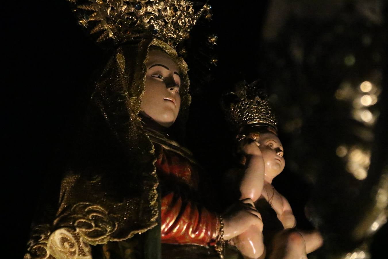 Nuestra Señora de Aguasantas despertó, ayer, una vez más, la devoción y el fervor que los jerezanos sienten hacia Ella. Jerez de los Caballeros se vistió de gala para acompañar a su Patrona en el traslado hacia su Santuario, donde se ponía fin a los tradicionales cultos que desde el pasado mes de agosto se han celebrado en la iglesia de Santa María de la Encarnación, organizados por la Hermandad de Nuestra Señora de Aguasantas.