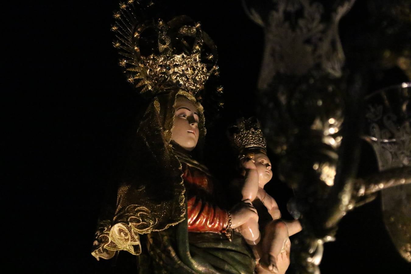 Nuestra Señora de Aguasantas despertó, ayer, una vez más, la devoción y el fervor que los jerezanos sienten hacia Ella. Jerez de los Caballeros se vistió de gala para acompañar a su Patrona en el traslado hacia su Santuario, donde se ponía fin a los tradicionales cultos que desde el pasado mes de agosto se han celebrado en la iglesia de Santa María de la Encarnación, organizados por la Hermandad de Nuestra Señora de Aguasantas.