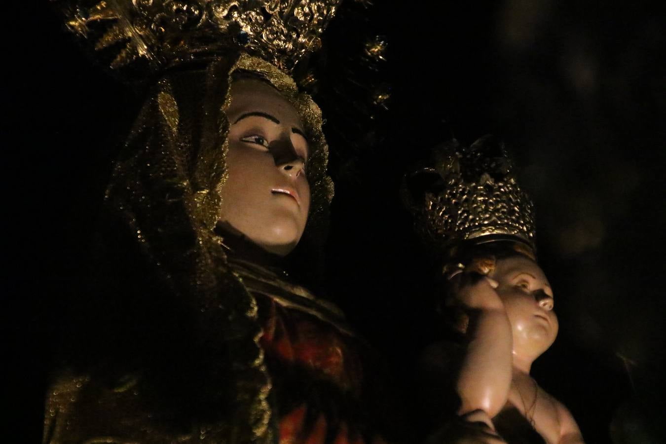 Nuestra Señora de Aguasantas despertó, ayer, una vez más, la devoción y el fervor que los jerezanos sienten hacia Ella. Jerez de los Caballeros se vistió de gala para acompañar a su Patrona en el traslado hacia su Santuario, donde se ponía fin a los tradicionales cultos que desde el pasado mes de agosto se han celebrado en la iglesia de Santa María de la Encarnación, organizados por la Hermandad de Nuestra Señora de Aguasantas.