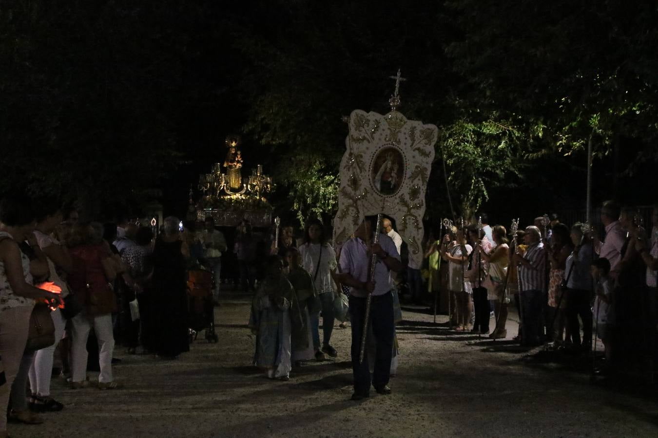 Nuestra Señora de Aguasantas despertó, ayer, una vez más, la devoción y el fervor que los jerezanos sienten hacia Ella. Jerez de los Caballeros se vistió de gala para acompañar a su Patrona en el traslado hacia su Santuario, donde se ponía fin a los tradicionales cultos que desde el pasado mes de agosto se han celebrado en la iglesia de Santa María de la Encarnación, organizados por la Hermandad de Nuestra Señora de Aguasantas.
