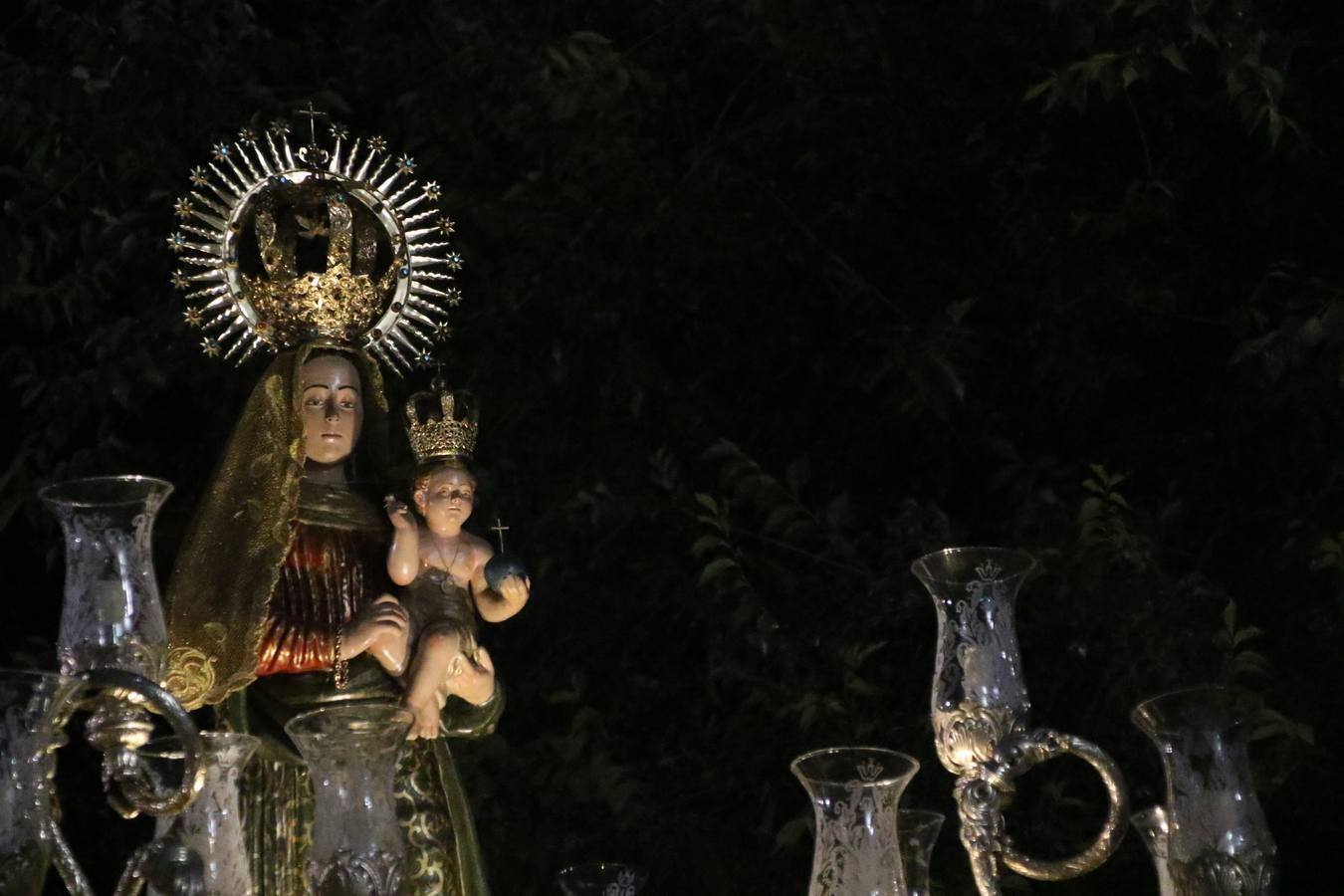 Nuestra Señora de Aguasantas despertó, ayer, una vez más, la devoción y el fervor que los jerezanos sienten hacia Ella. Jerez de los Caballeros se vistió de gala para acompañar a su Patrona en el traslado hacia su Santuario, donde se ponía fin a los tradicionales cultos que desde el pasado mes de agosto se han celebrado en la iglesia de Santa María de la Encarnación, organizados por la Hermandad de Nuestra Señora de Aguasantas.