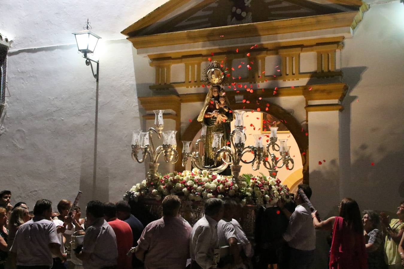 Nuestra Señora de Aguasantas despertó, ayer, una vez más, la devoción y el fervor que los jerezanos sienten hacia Ella. Jerez de los Caballeros se vistió de gala para acompañar a su Patrona en el traslado hacia su Santuario, donde se ponía fin a los tradicionales cultos que desde el pasado mes de agosto se han celebrado en la iglesia de Santa María de la Encarnación, organizados por la Hermandad de Nuestra Señora de Aguasantas.