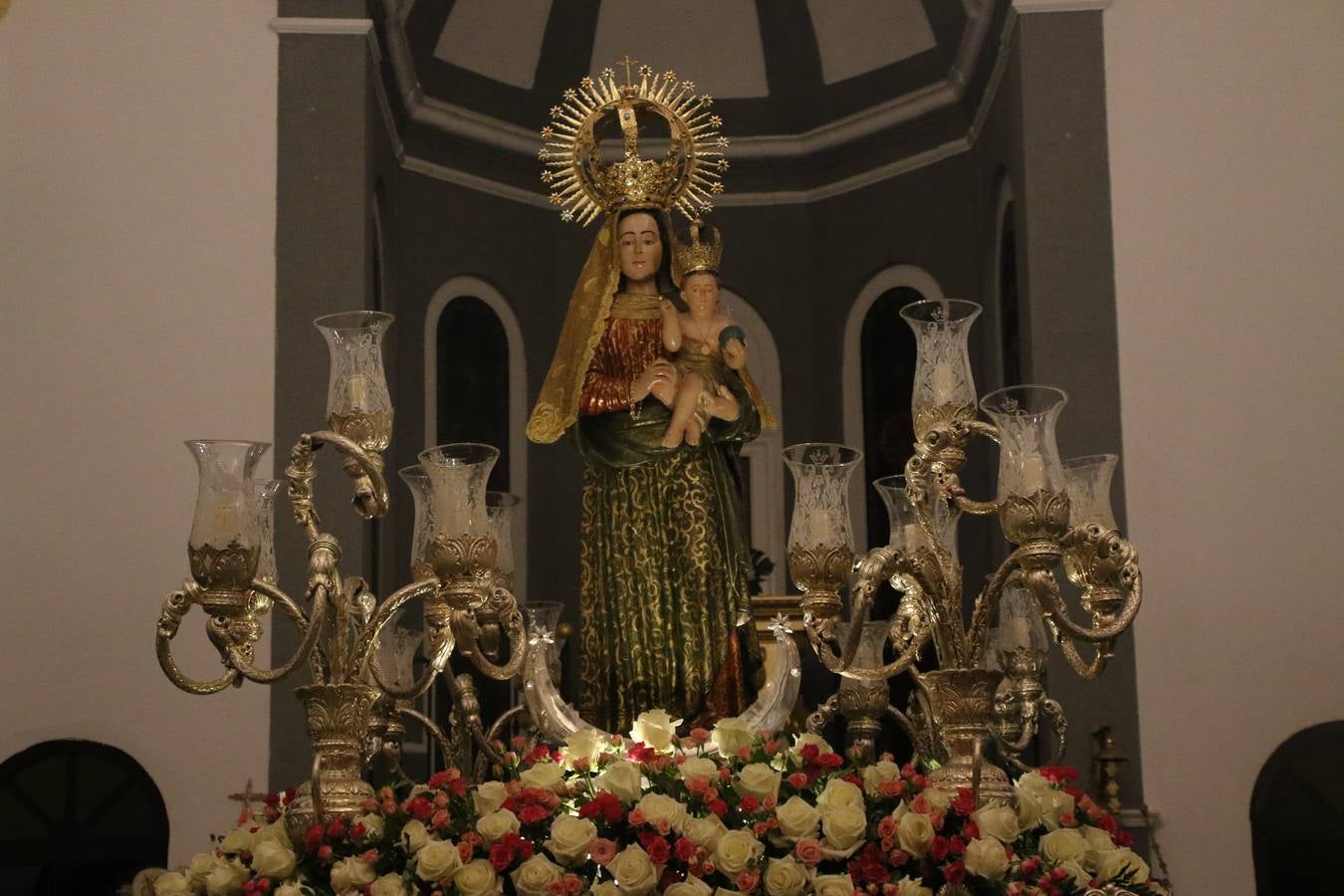 Nuestra Señora de Aguasantas despertó, ayer, una vez más, la devoción y el fervor que los jerezanos sienten hacia Ella. Jerez de los Caballeros se vistió de gala para acompañar a su Patrona en el traslado hacia su Santuario, donde se ponía fin a los tradicionales cultos que desde el pasado mes de agosto se han celebrado en la iglesia de Santa María de la Encarnación, organizados por la Hermandad de Nuestra Señora de Aguasantas.