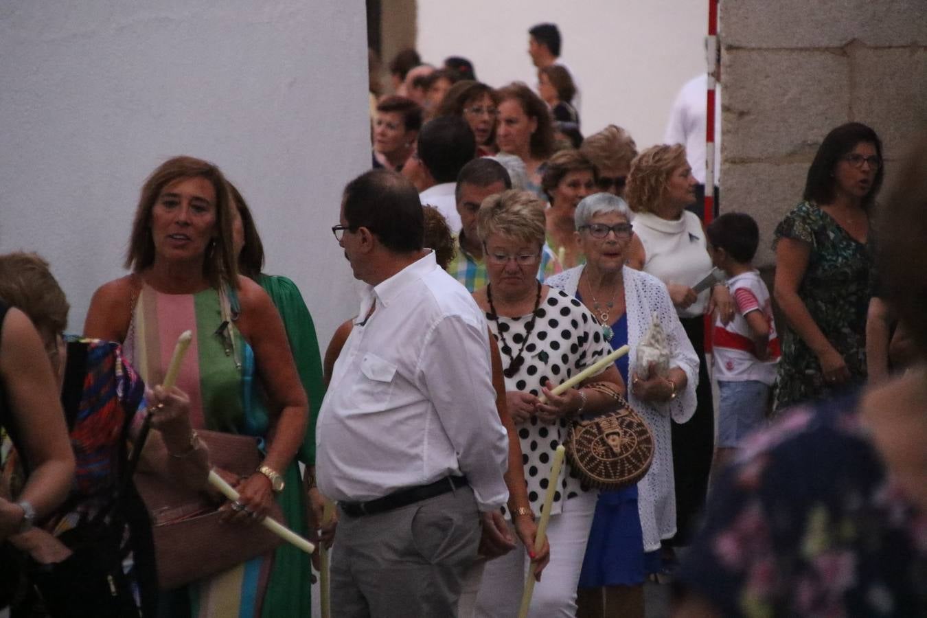 Nuestra Señora de Aguasantas despertó, ayer, una vez más, la devoción y el fervor que los jerezanos sienten hacia Ella. Jerez de los Caballeros se vistió de gala para acompañar a su Patrona en el traslado hacia su Santuario, donde se ponía fin a los tradicionales cultos que desde el pasado mes de agosto se han celebrado en la iglesia de Santa María de la Encarnación, organizados por la Hermandad de Nuestra Señora de Aguasantas.
