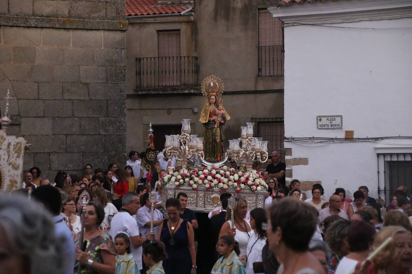 Nuestra Señora de Aguasantas despertó, ayer, una vez más, la devoción y el fervor que los jerezanos sienten hacia Ella. Jerez de los Caballeros se vistió de gala para acompañar a su Patrona en el traslado hacia su Santuario, donde se ponía fin a los tradicionales cultos que desde el pasado mes de agosto se han celebrado en la iglesia de Santa María de la Encarnación, organizados por la Hermandad de Nuestra Señora de Aguasantas.