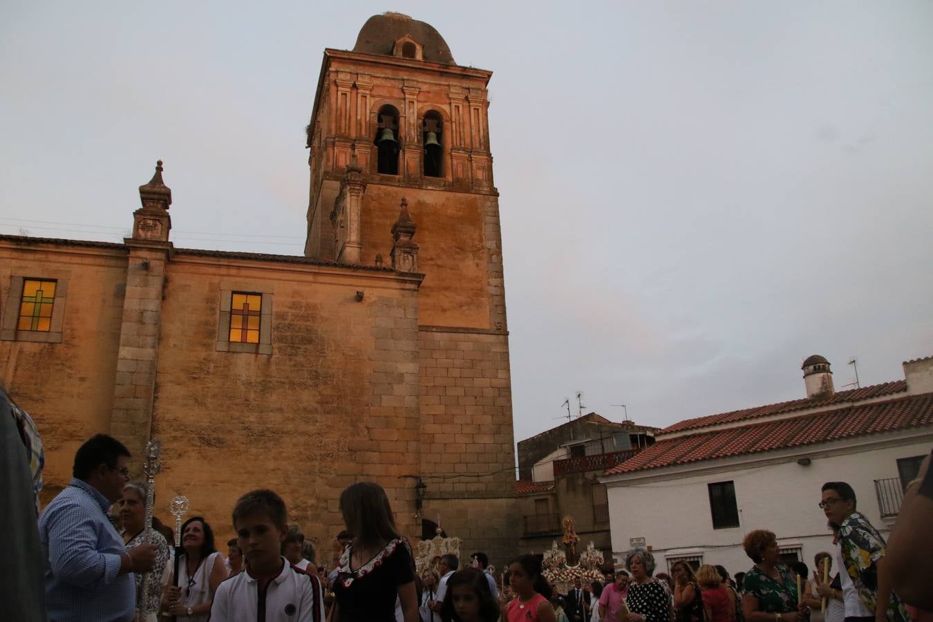 Nuestra Señora de Aguasantas despertó, ayer, una vez más, la devoción y el fervor que los jerezanos sienten hacia Ella. Jerez de los Caballeros se vistió de gala para acompañar a su Patrona en el traslado hacia su Santuario, donde se ponía fin a los tradicionales cultos que desde el pasado mes de agosto se han celebrado en la iglesia de Santa María de la Encarnación, organizados por la Hermandad de Nuestra Señora de Aguasantas.