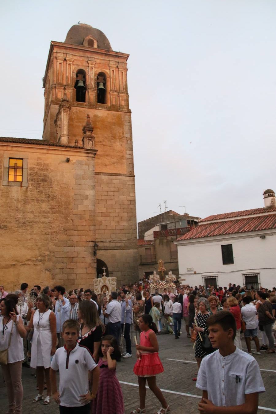Nuestra Señora de Aguasantas despertó, ayer, una vez más, la devoción y el fervor que los jerezanos sienten hacia Ella. Jerez de los Caballeros se vistió de gala para acompañar a su Patrona en el traslado hacia su Santuario, donde se ponía fin a los tradicionales cultos que desde el pasado mes de agosto se han celebrado en la iglesia de Santa María de la Encarnación, organizados por la Hermandad de Nuestra Señora de Aguasantas.