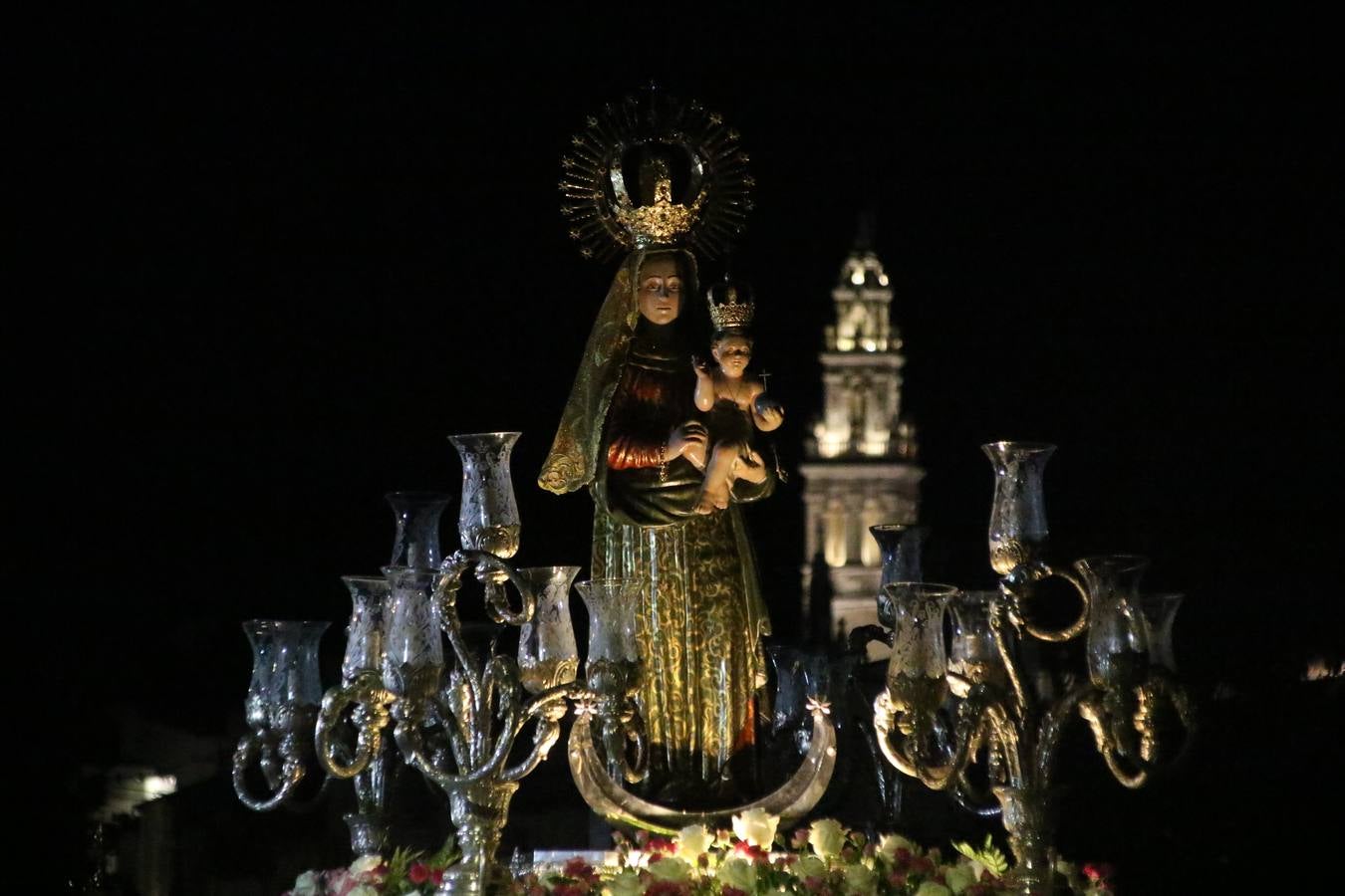Nuestra Señora de Aguasantas despertó, ayer, una vez más, la devoción y el fervor que los jerezanos sienten hacia Ella. Jerez de los Caballeros se vistió de gala para acompañar a su Patrona en el traslado hacia su Santuario, donde se ponía fin a los tradicionales cultos que desde el pasado mes de agosto se han celebrado en la iglesia de Santa María de la Encarnación, organizados por la Hermandad de Nuestra Señora de Aguasantas.