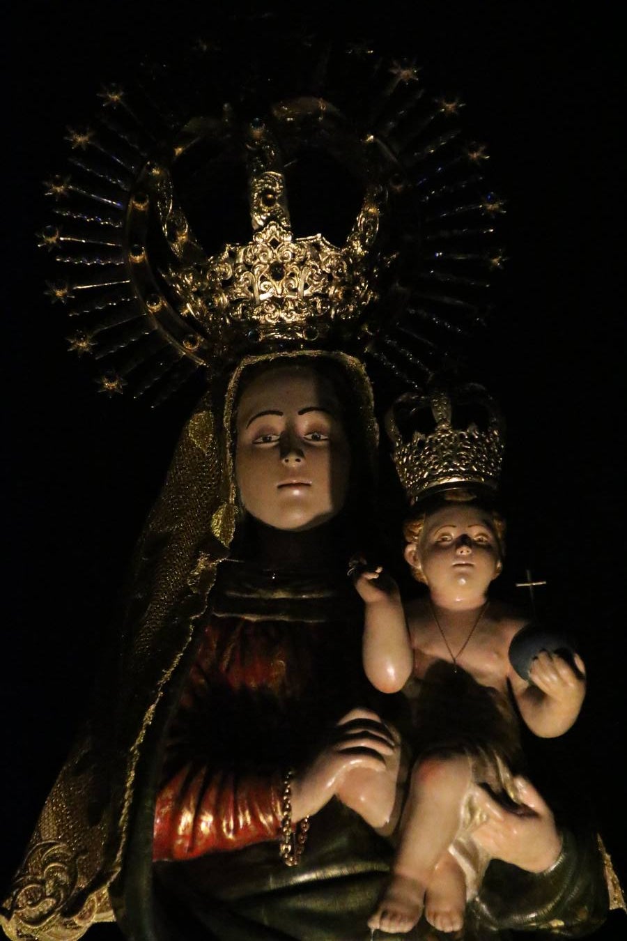 Nuestra Señora de Aguasantas despertó, ayer, una vez más, la devoción y el fervor que los jerezanos sienten hacia Ella. Jerez de los Caballeros se vistió de gala para acompañar a su Patrona en el traslado hacia su Santuario, donde se ponía fin a los tradicionales cultos que desde el pasado mes de agosto se han celebrado en la iglesia de Santa María de la Encarnación, organizados por la Hermandad de Nuestra Señora de Aguasantas.
