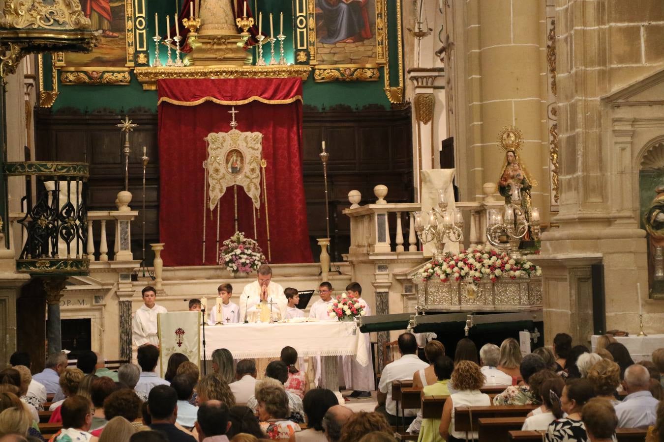 Nuestra Señora de Aguasantas despertó, ayer, una vez más, la devoción y el fervor que los jerezanos sienten hacia Ella. Jerez de los Caballeros se vistió de gala para acompañar a su Patrona en el traslado hacia su Santuario, donde se ponía fin a los tradicionales cultos que desde el pasado mes de agosto se han celebrado en la iglesia de Santa María de la Encarnación, organizados por la Hermandad de Nuestra Señora de Aguasantas.