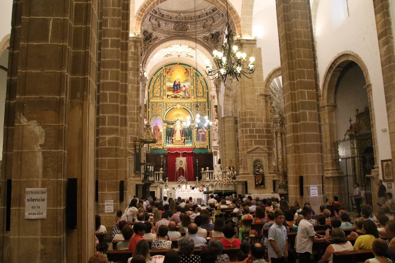 Nuestra Señora de Aguasantas despertó, ayer, una vez más, la devoción y el fervor que los jerezanos sienten hacia Ella. Jerez de los Caballeros se vistió de gala para acompañar a su Patrona en el traslado hacia su Santuario, donde se ponía fin a los tradicionales cultos que desde el pasado mes de agosto se han celebrado en la iglesia de Santa María de la Encarnación, organizados por la Hermandad de Nuestra Señora de Aguasantas.