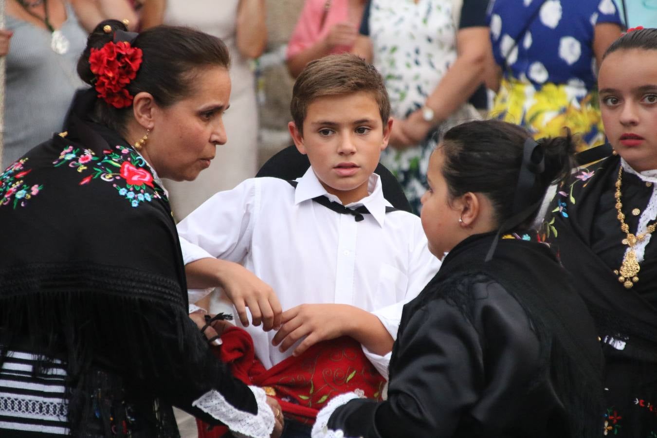 Nuestra Señora de Aguasantas despertó, ayer, una vez más, la devoción y el fervor que los jerezanos sienten hacia Ella. Jerez de los Caballeros se vistió de gala para acompañar a su Patrona en el traslado hacia su Santuario, donde se ponía fin a los tradicionales cultos que desde el pasado mes de agosto se han celebrado en la iglesia de Santa María de la Encarnación, organizados por la Hermandad de Nuestra Señora de Aguasantas.
