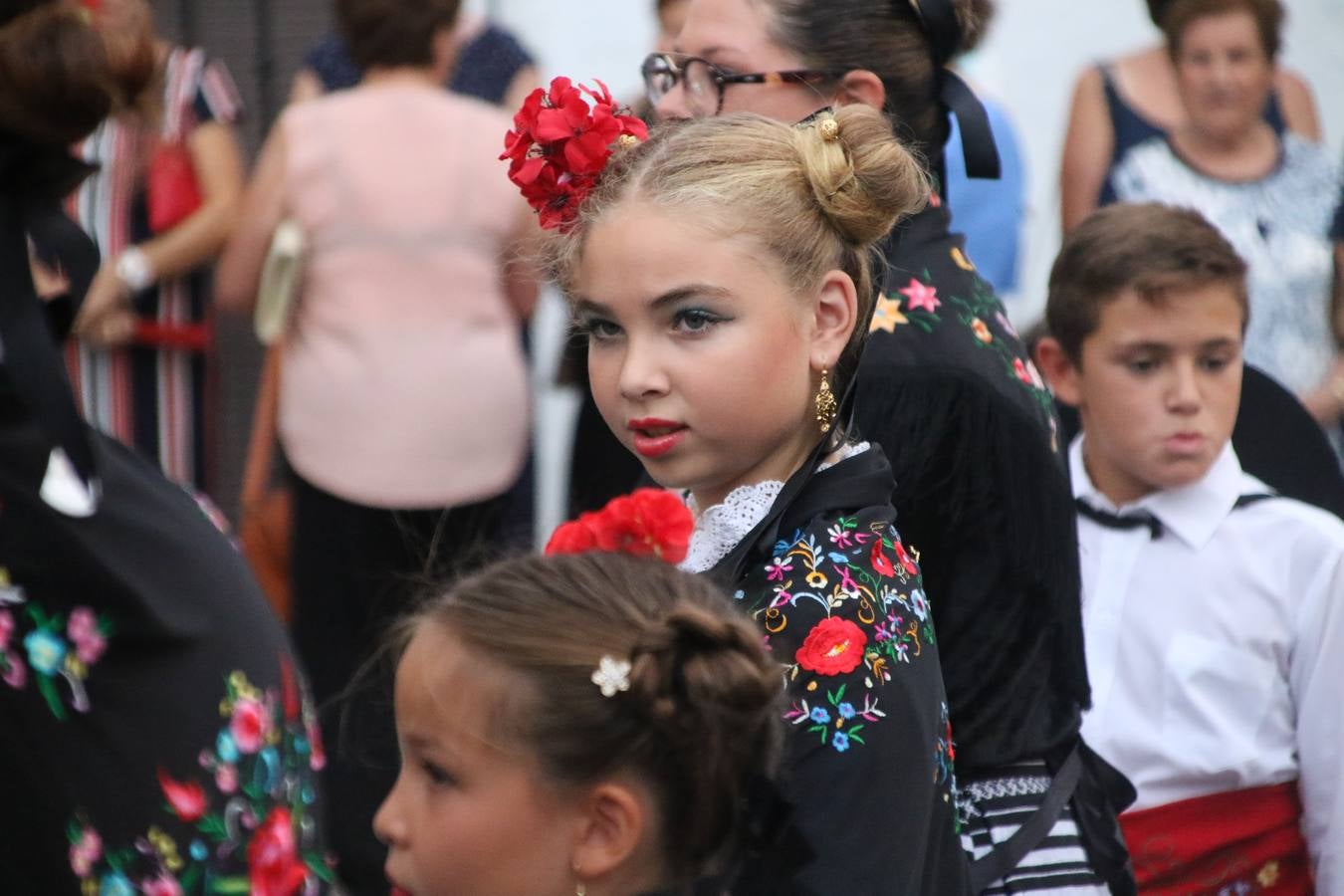 Nuestra Señora de Aguasantas despertó, ayer, una vez más, la devoción y el fervor que los jerezanos sienten hacia Ella. Jerez de los Caballeros se vistió de gala para acompañar a su Patrona en el traslado hacia su Santuario, donde se ponía fin a los tradicionales cultos que desde el pasado mes de agosto se han celebrado en la iglesia de Santa María de la Encarnación, organizados por la Hermandad de Nuestra Señora de Aguasantas.