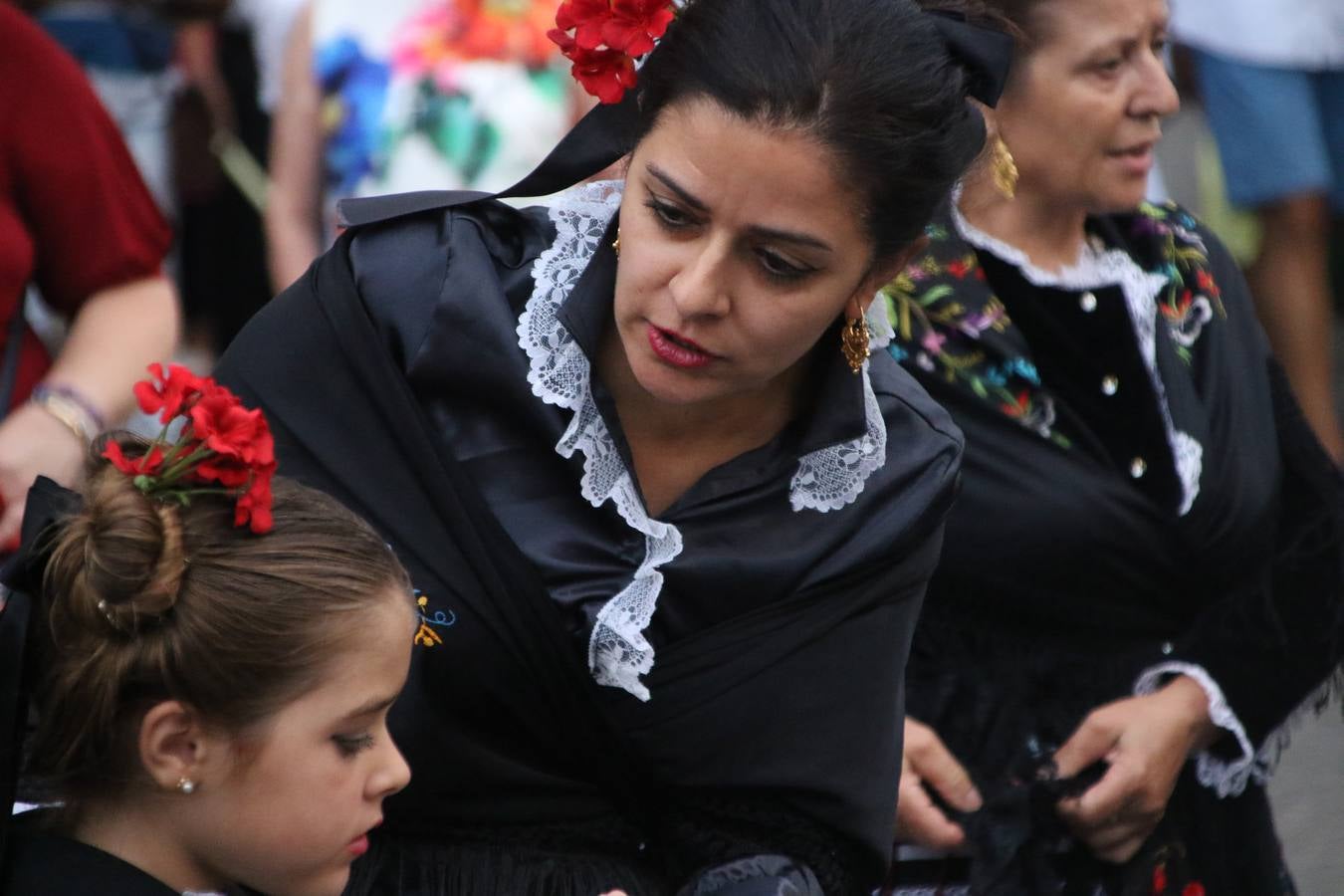 Nuestra Señora de Aguasantas despertó, ayer, una vez más, la devoción y el fervor que los jerezanos sienten hacia Ella. Jerez de los Caballeros se vistió de gala para acompañar a su Patrona en el traslado hacia su Santuario, donde se ponía fin a los tradicionales cultos que desde el pasado mes de agosto se han celebrado en la iglesia de Santa María de la Encarnación, organizados por la Hermandad de Nuestra Señora de Aguasantas.