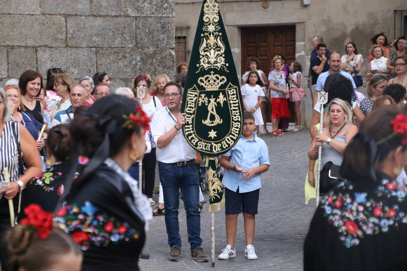 Nuestra Señora de Aguasantas despertó, ayer, una vez más, la devoción y el fervor que los jerezanos sienten hacia Ella. Jerez de los Caballeros se vistió de gala para acompañar a su Patrona en el traslado hacia su Santuario, donde se ponía fin a los tradicionales cultos que desde el pasado mes de agosto se han celebrado en la iglesia de Santa María de la Encarnación, organizados por la Hermandad de Nuestra Señora de Aguasantas.