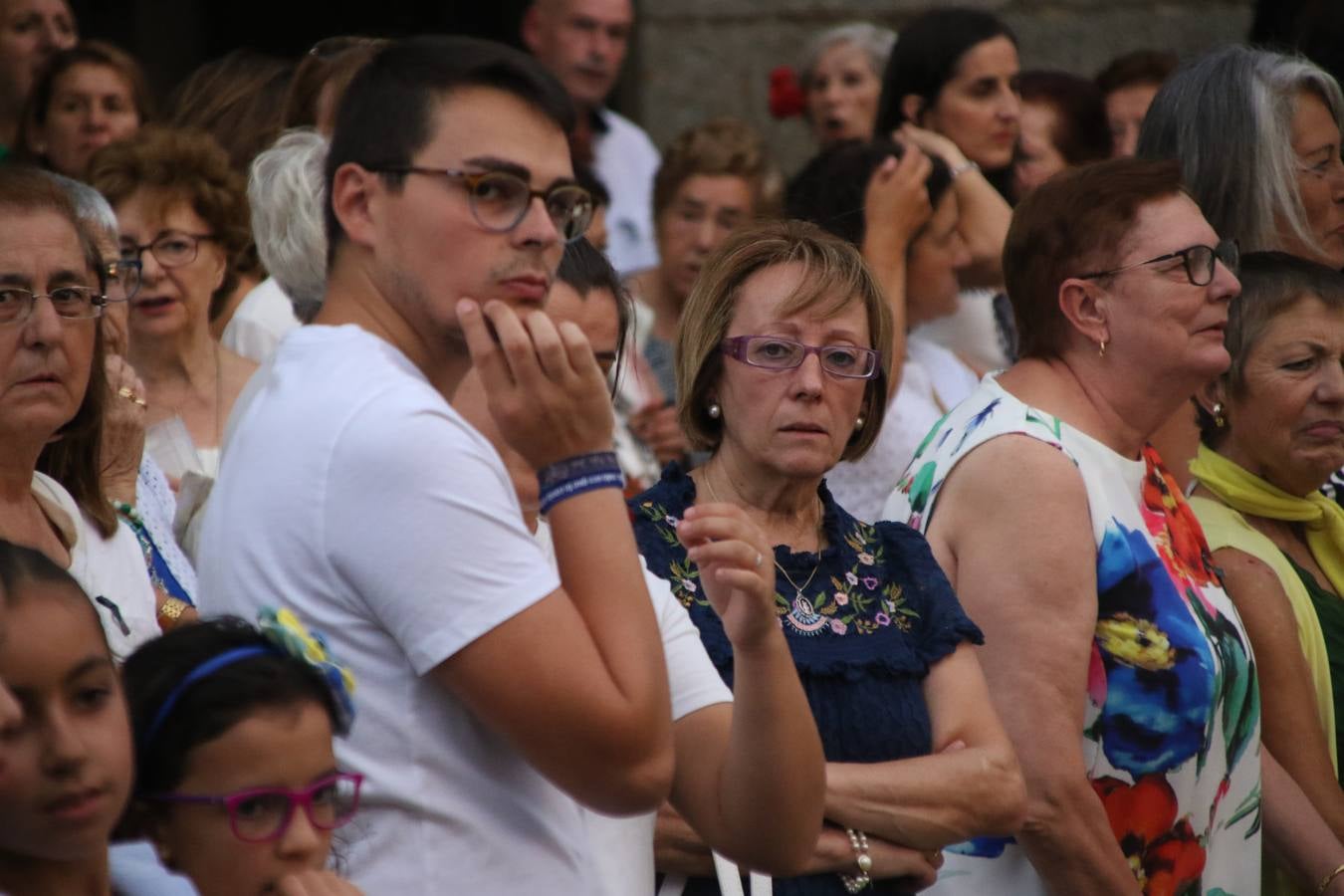 Nuestra Señora de Aguasantas despertó, ayer, una vez más, la devoción y el fervor que los jerezanos sienten hacia Ella. Jerez de los Caballeros se vistió de gala para acompañar a su Patrona en el traslado hacia su Santuario, donde se ponía fin a los tradicionales cultos que desde el pasado mes de agosto se han celebrado en la iglesia de Santa María de la Encarnación, organizados por la Hermandad de Nuestra Señora de Aguasantas.
