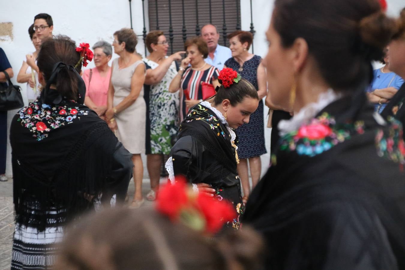 Nuestra Señora de Aguasantas despertó, ayer, una vez más, la devoción y el fervor que los jerezanos sienten hacia Ella. Jerez de los Caballeros se vistió de gala para acompañar a su Patrona en el traslado hacia su Santuario, donde se ponía fin a los tradicionales cultos que desde el pasado mes de agosto se han celebrado en la iglesia de Santa María de la Encarnación, organizados por la Hermandad de Nuestra Señora de Aguasantas.