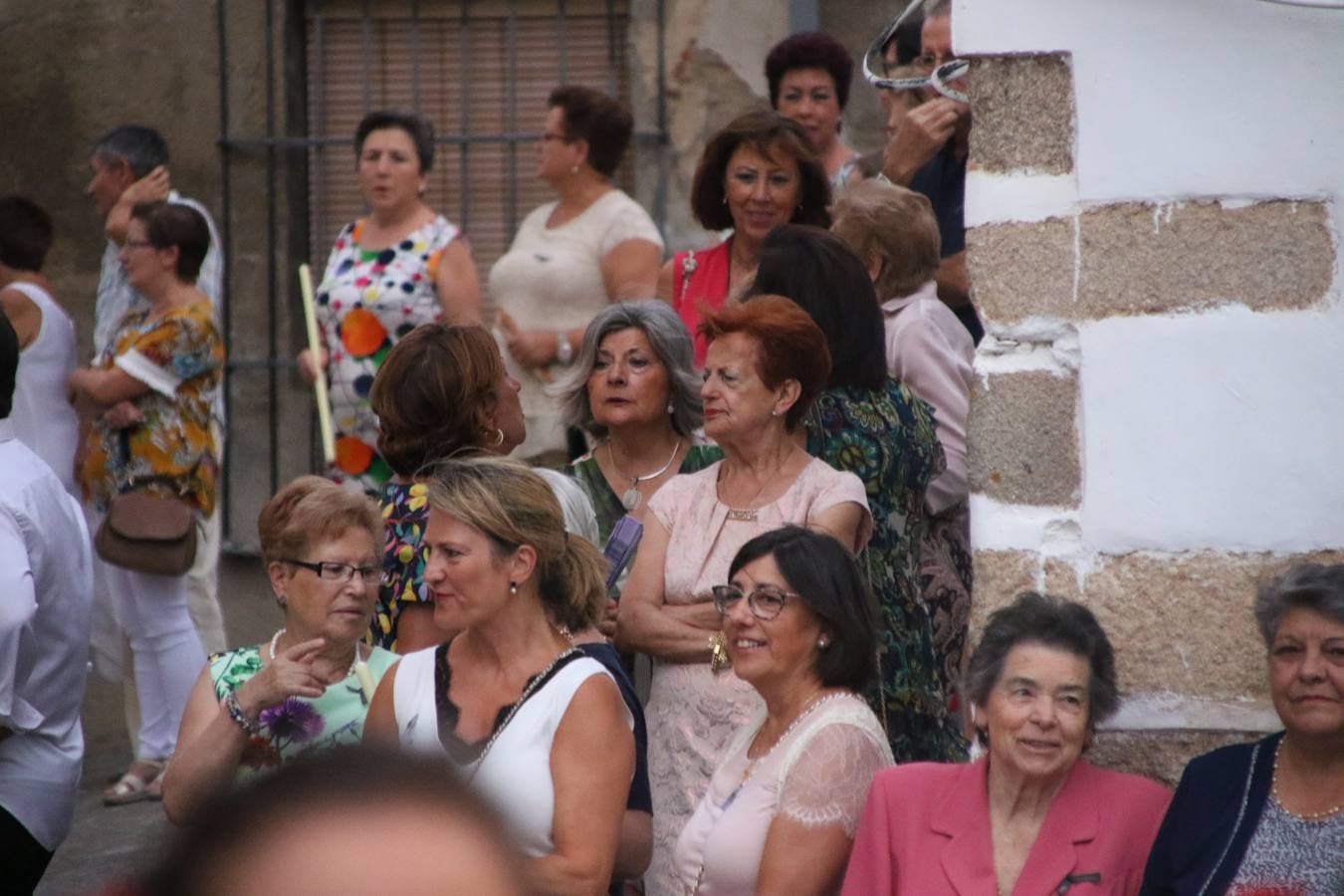 Nuestra Señora de Aguasantas despertó, ayer, una vez más, la devoción y el fervor que los jerezanos sienten hacia Ella. Jerez de los Caballeros se vistió de gala para acompañar a su Patrona en el traslado hacia su Santuario, donde se ponía fin a los tradicionales cultos que desde el pasado mes de agosto se han celebrado en la iglesia de Santa María de la Encarnación, organizados por la Hermandad de Nuestra Señora de Aguasantas.
