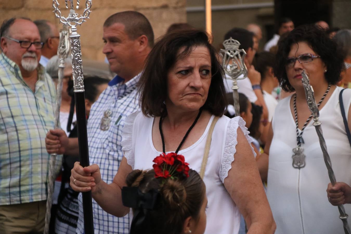 Nuestra Señora de Aguasantas despertó, ayer, una vez más, la devoción y el fervor que los jerezanos sienten hacia Ella. Jerez de los Caballeros se vistió de gala para acompañar a su Patrona en el traslado hacia su Santuario, donde se ponía fin a los tradicionales cultos que desde el pasado mes de agosto se han celebrado en la iglesia de Santa María de la Encarnación, organizados por la Hermandad de Nuestra Señora de Aguasantas.