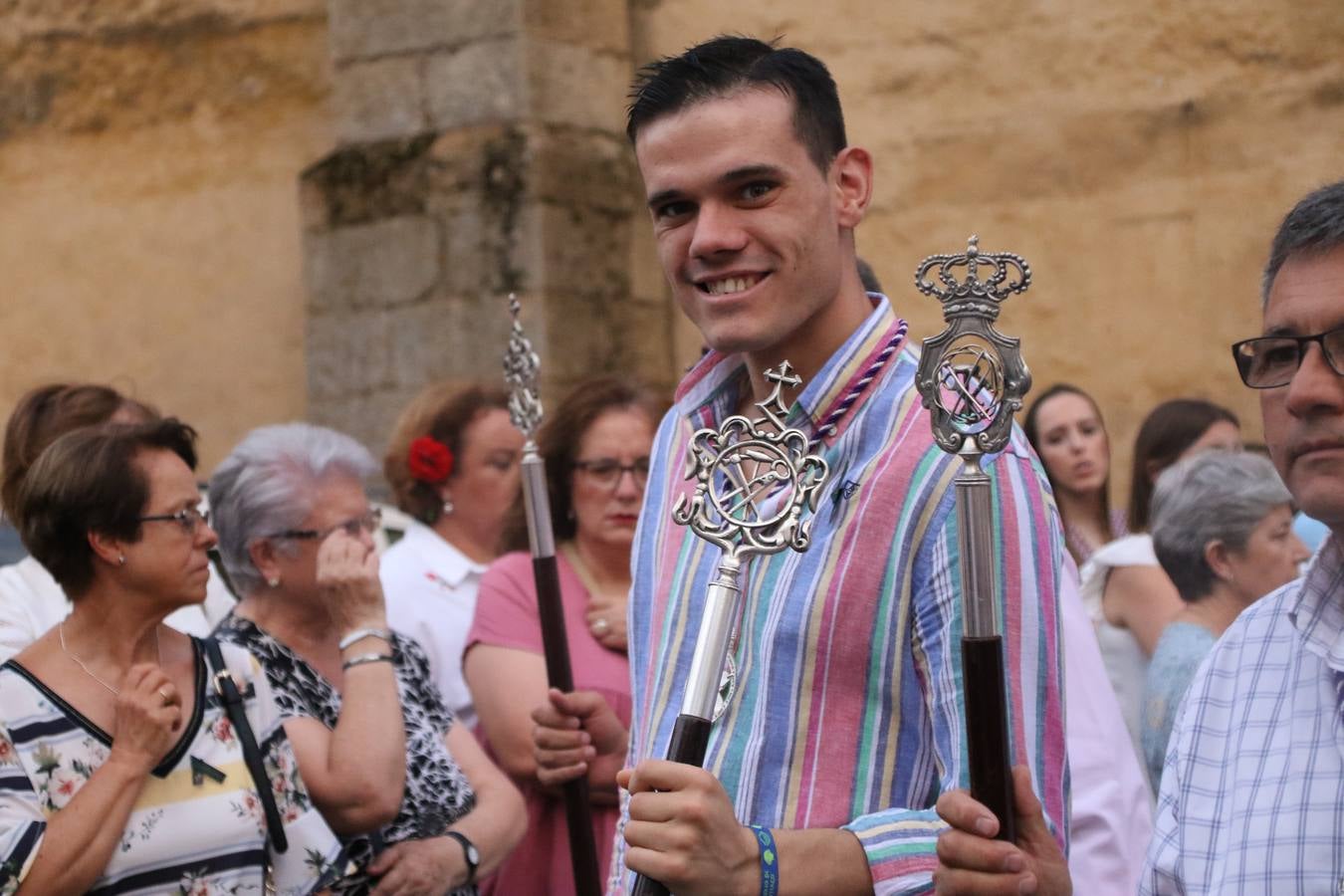 Nuestra Señora de Aguasantas despertó, ayer, una vez más, la devoción y el fervor que los jerezanos sienten hacia Ella. Jerez de los Caballeros se vistió de gala para acompañar a su Patrona en el traslado hacia su Santuario, donde se ponía fin a los tradicionales cultos que desde el pasado mes de agosto se han celebrado en la iglesia de Santa María de la Encarnación, organizados por la Hermandad de Nuestra Señora de Aguasantas.