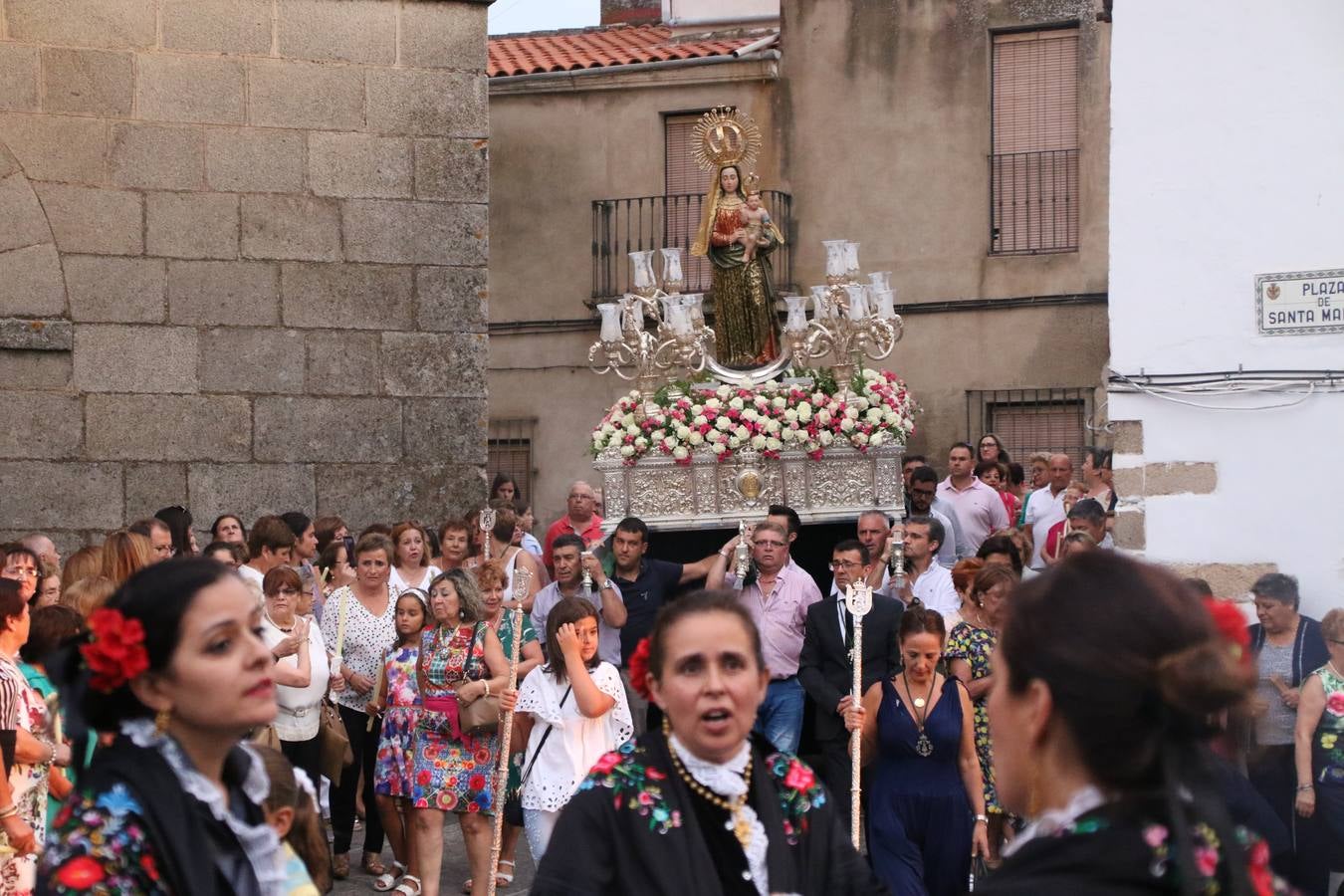 Nuestra Señora de Aguasantas despertó, ayer, una vez más, la devoción y el fervor que los jerezanos sienten hacia Ella. Jerez de los Caballeros se vistió de gala para acompañar a su Patrona en el traslado hacia su Santuario, donde se ponía fin a los tradicionales cultos que desde el pasado mes de agosto se han celebrado en la iglesia de Santa María de la Encarnación, organizados por la Hermandad de Nuestra Señora de Aguasantas.